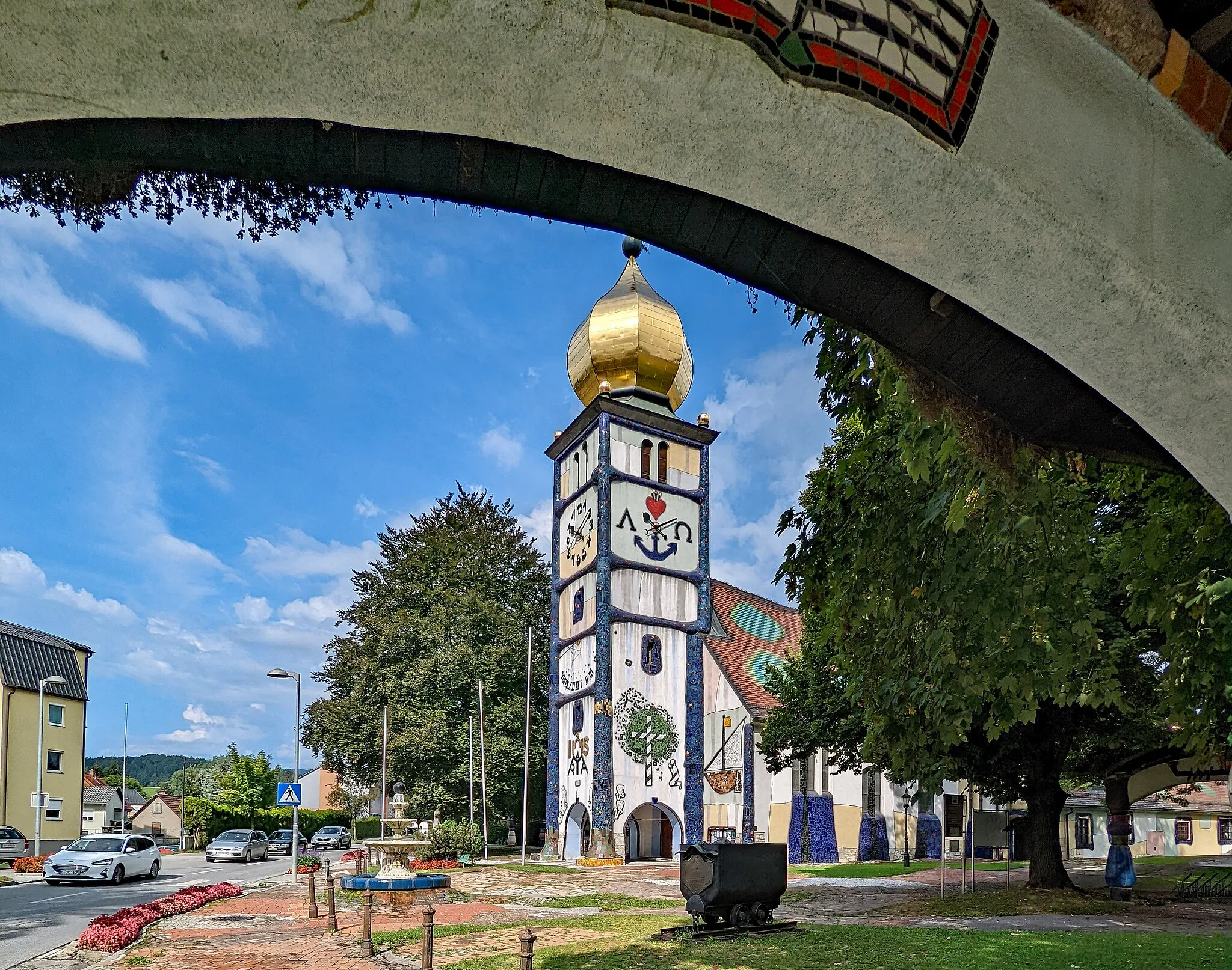 Photo showing: Kath. Pfarrkirche hl. Barbara durch das Christentor
