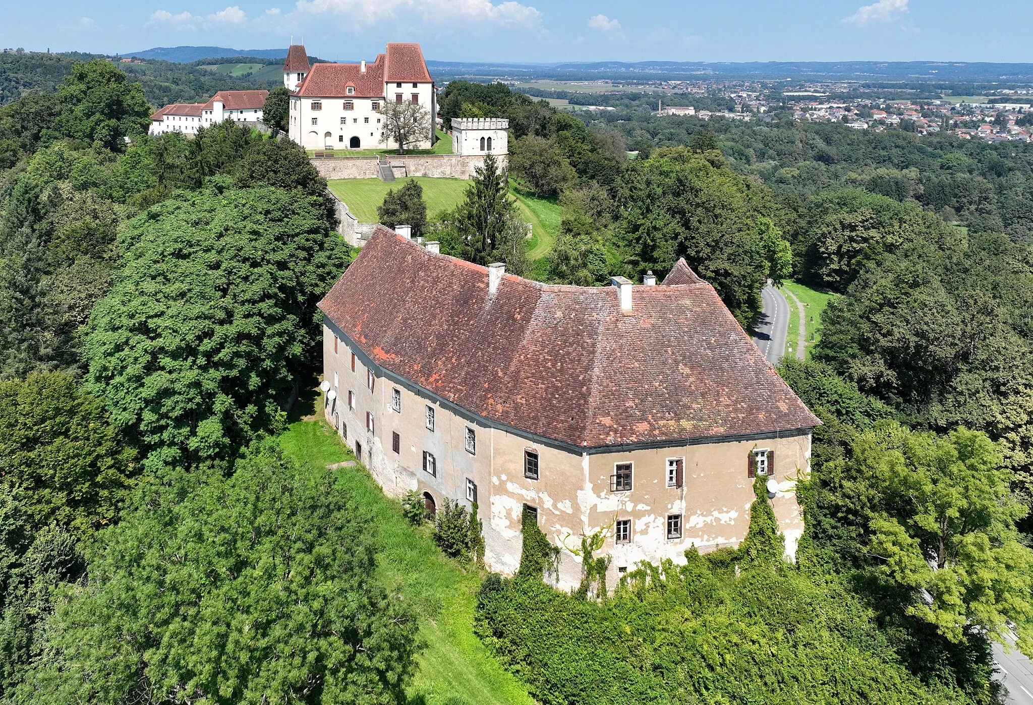 Photo showing: Southwest view of Polheim Castle in Austria.
