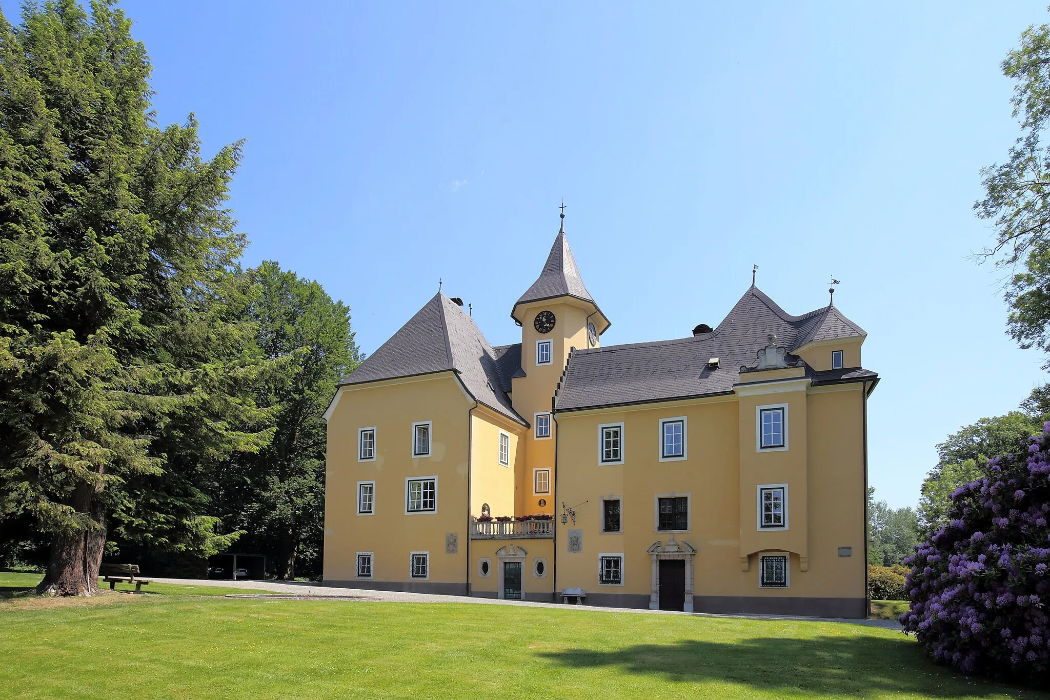 Photo showing: Schloss Prankh in der österreichischen Gemeinde Sankt Marein-Feistritz im steirischen Bezirk Murtal. Urkundlich 1135 und 1459 erwähnt. Ursprünglich vermutlich zwei Schlösser, die zusammengefasst wurden. Das Schloss war Anfang des 19. Jahrhundert dem Verfall preisgegeben und ist durch Erneuerungsbauten 1879 sowie 1901 stark entstellt.