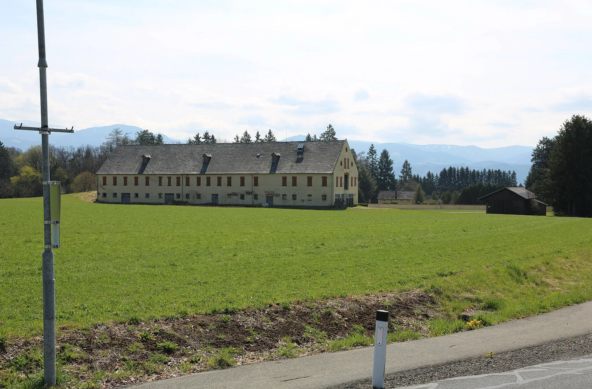 Photo showing: Wirtschaftsgebäude des Schlosses Prankh von Norden, St. Marein-Feistritz, Steiermark, Österreich