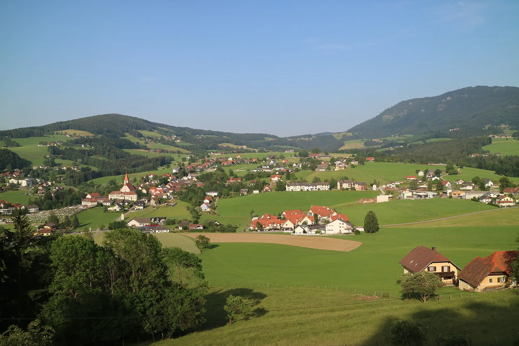 Photo showing: Semriach, Windhofkogel (links) und Schöckl von Westen, Marktgemeinde Semriach (Steiermark)