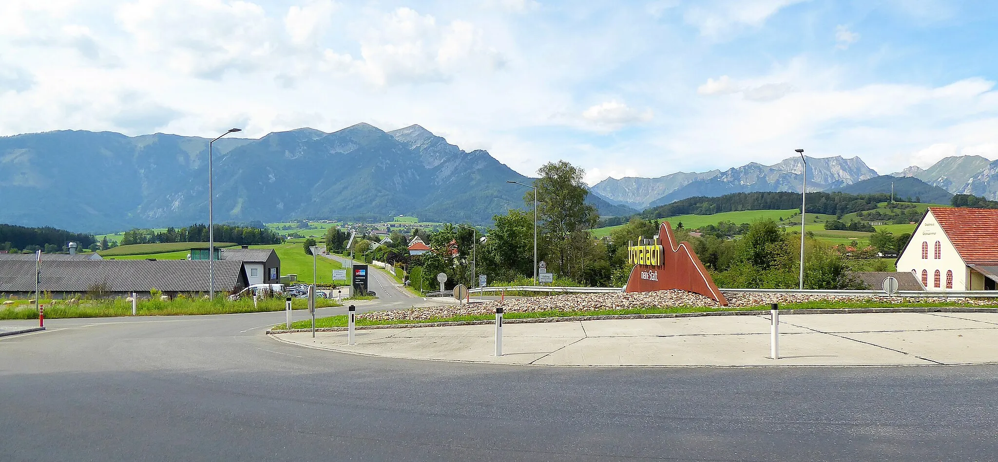 Photo showing: Kreisverkehr der Landesstraßen B115 Eisenstraße und L116 Edlingerstraße in Edling. Im Hintergrund Reiting und Eisenerzer Reichenstein. Gemeinde Trofaiach, Steiermark, Österreich
