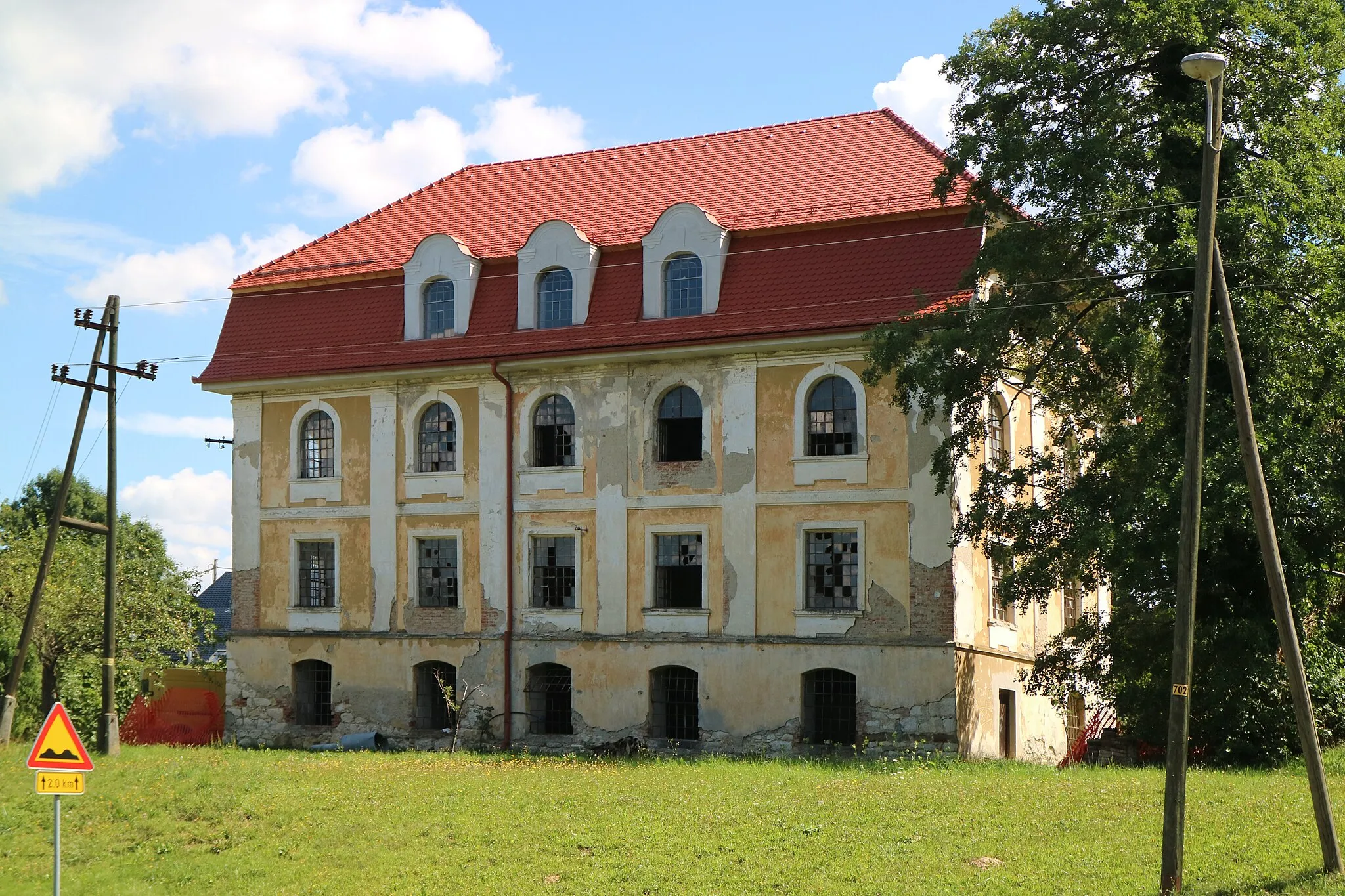 Photo showing: Razkrojena hiša v trateju, občina Šentilj