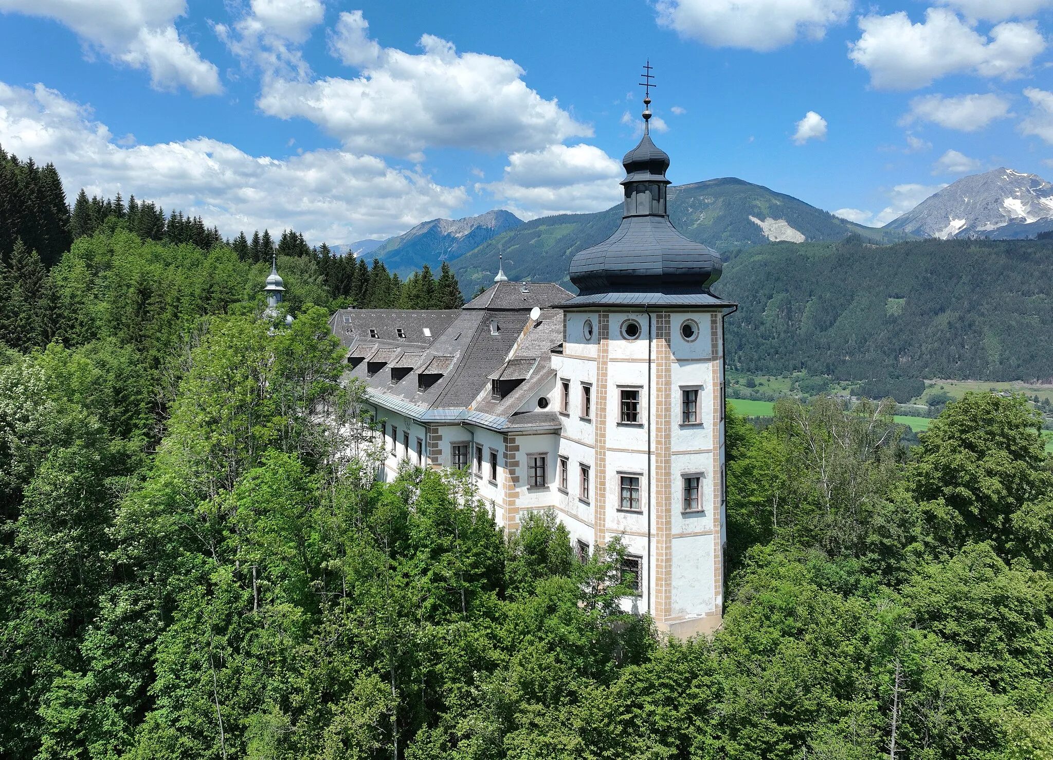 Photo showing: Southeast view of Röthelstein Castle in Admont, Austria.