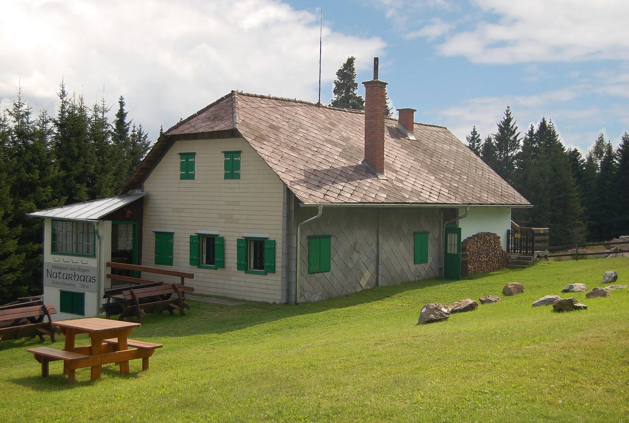 Photo showing: Former alpine hut Kernstockhütte on Masenberg (1261m), Styria, just about 50 meters southeast of the summit. Now a private guest house for a hotel in Hartberg.