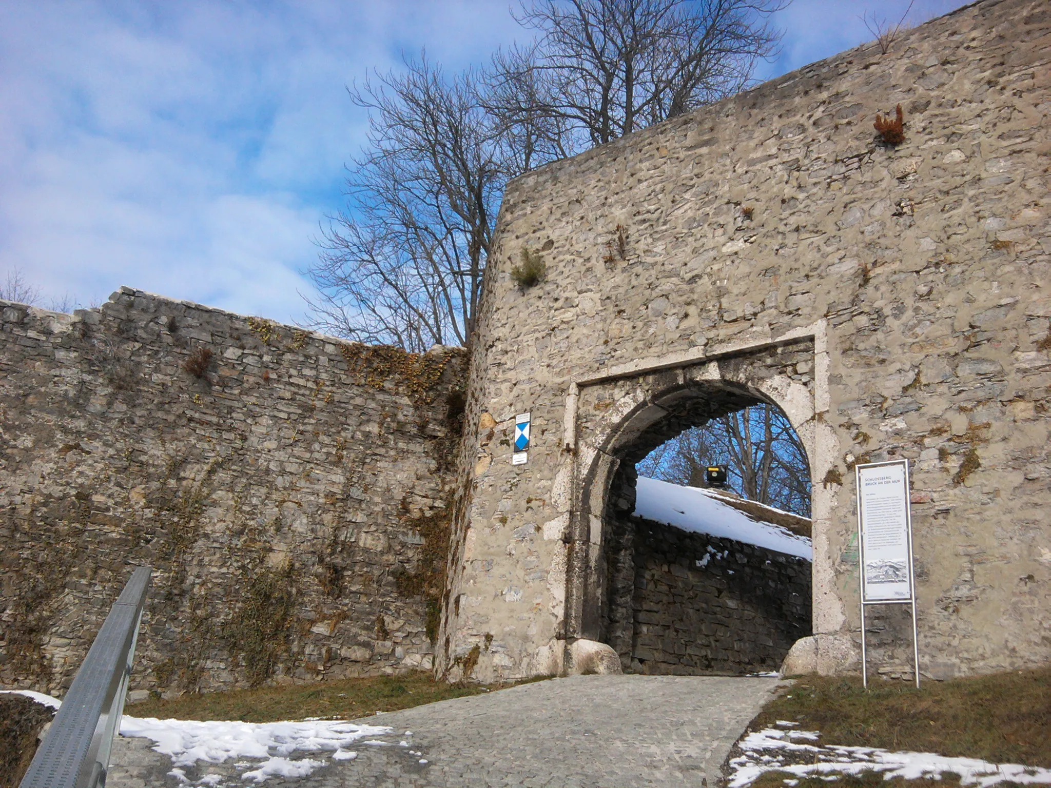 Photo showing: Ruins of Landskron in Bruck an der  Mur, Austria.  The entrance gate from front.