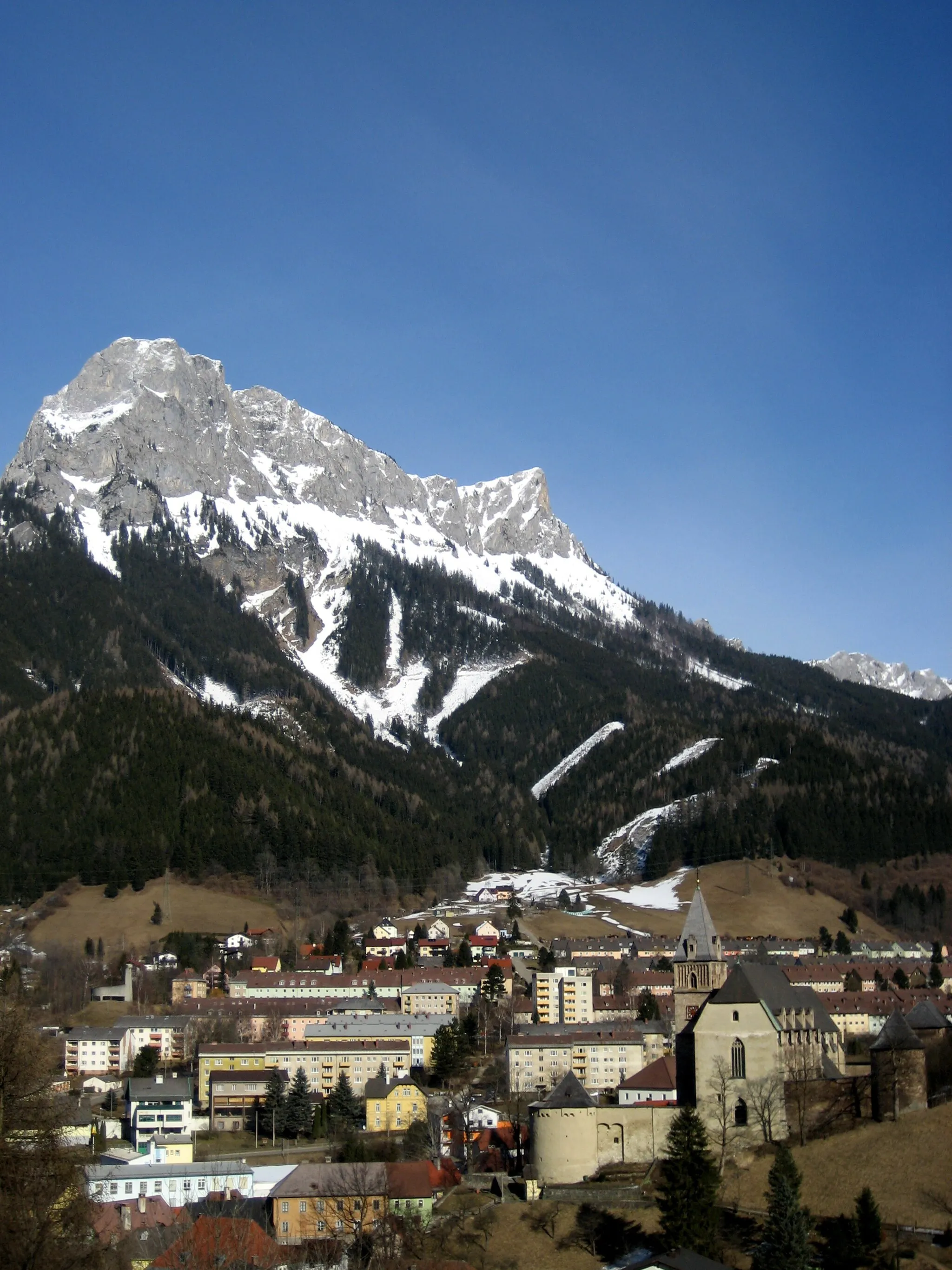 Photo showing: Eisenerz, a city in Styria, Austria, Europe, seen from south-east, in the background 1871 m high mountain Pfaffenstein