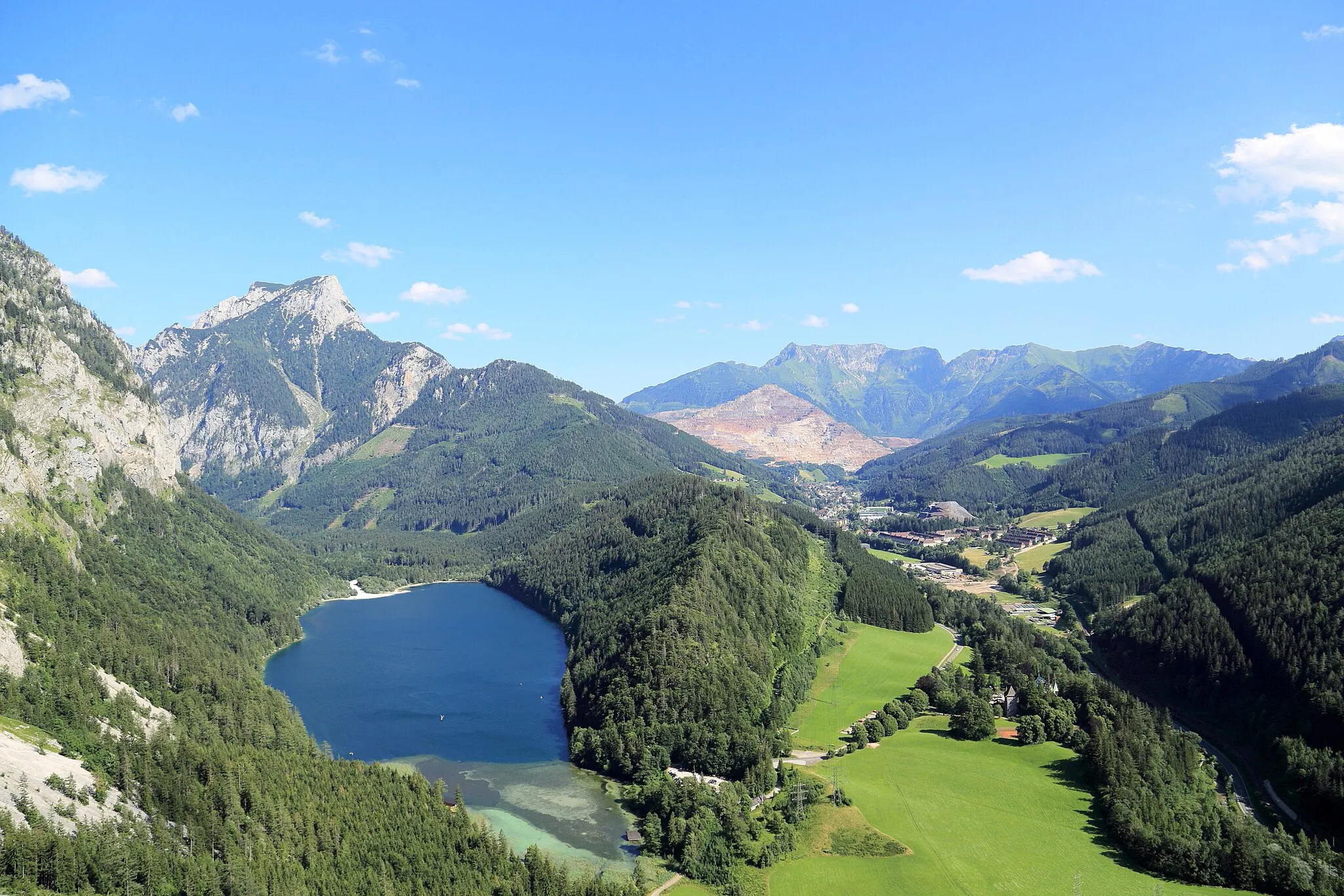 Photo showing: Nordwestansicht des Leopoldsteiner Sees in der österreichischen Gemeinde Eisenerz im steirischen Bezirk Leoben. Hinter dem See der 1871 Meter hohe Pfaffenstein. Leicht Rechts die Stadt Eisenerz mit dem Erzberg und dahinter der 2165 Meter hohe Eisenerzer Reichenstein.