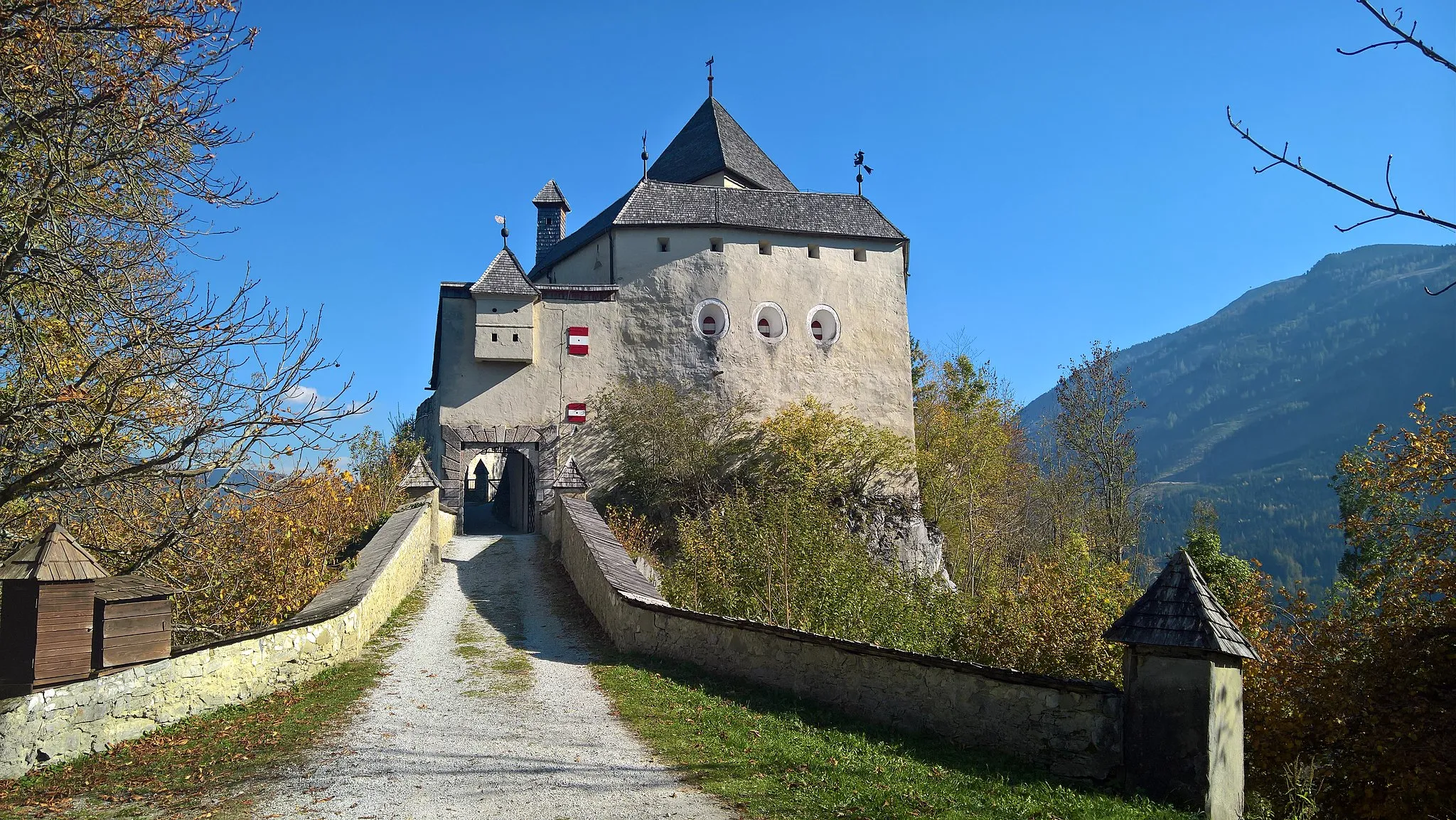 Photo showing: Burg Strechau in der Steiermark. Von der Autobahn sehr gut zu sehen, aber der Weg hinauf ist etwas versteckt. Im Inneren sind viele Oldtimer im Museum ausgestellt und viele Räume der Burg zu besichtigen.