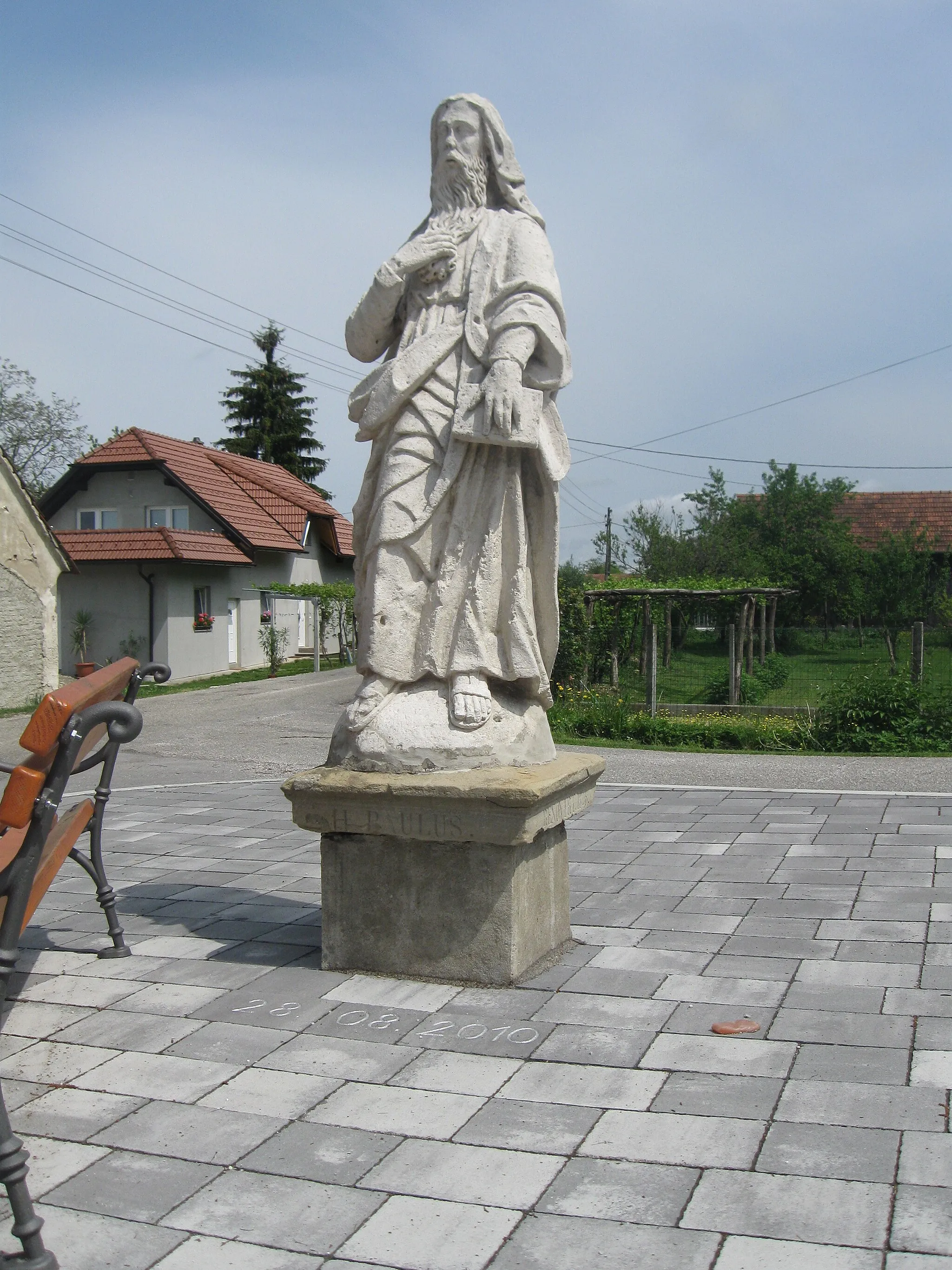 Photo showing: Kip sv. Pavla v naravni velikosti stoji na krogli na kamnitem pravokotnem podstavku. Karakteristike oblikovanja nakazujejo 17. stoletje.