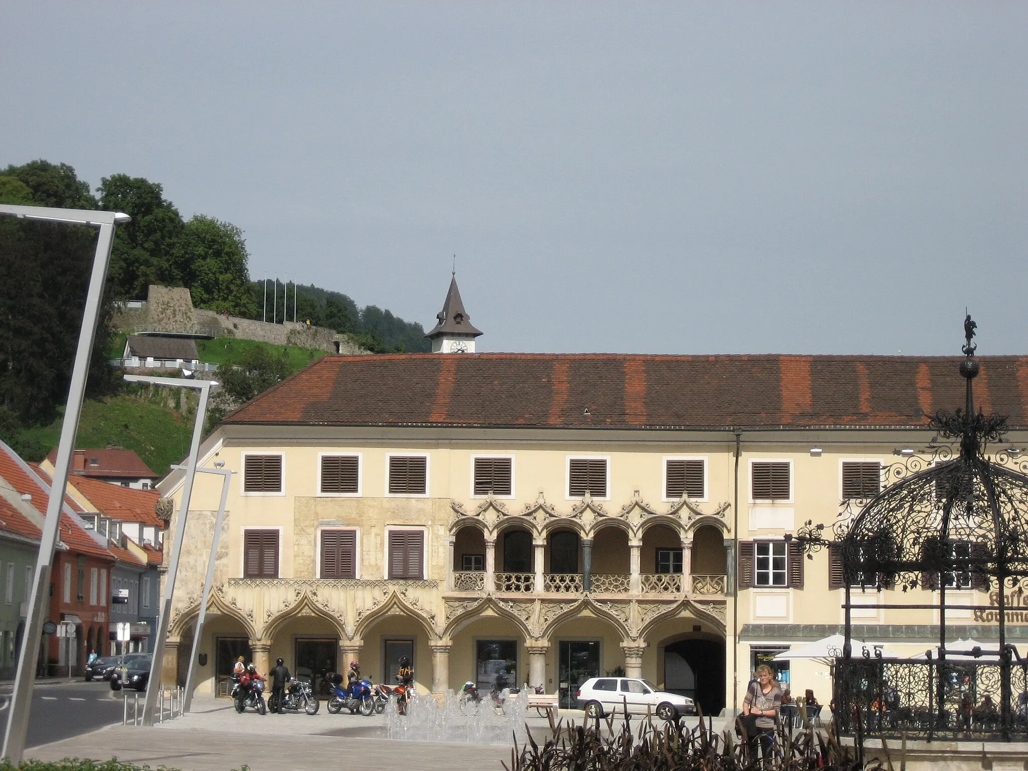 Photo showing: Bruck an der Mur (Austria): Hauptplatz mit Kornmesserhaus, eisernem Brunnen und Schlossberg mit Uhrturm