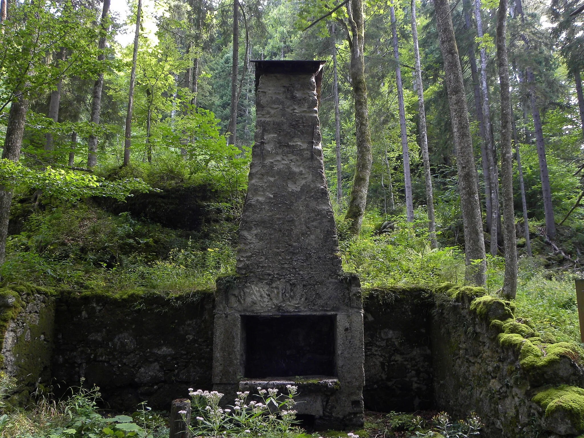Photo showing: Ruine der Zeugschmiede des Hieflauer Konglomeratsteinbruchs