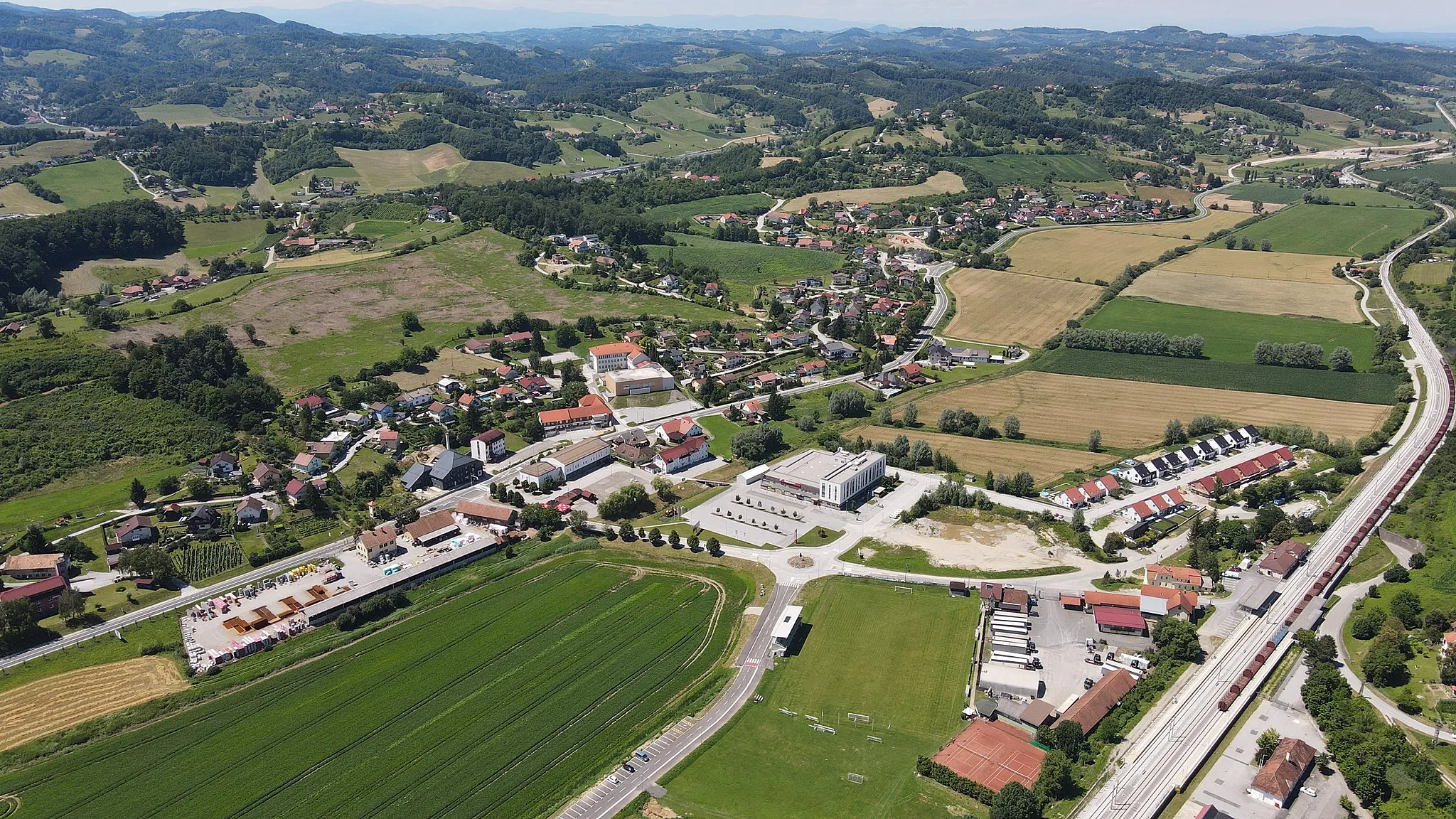 Photo showing: Pogled na Pesnico pri Mariboru iznad Štajerskega tehnološkega parka.