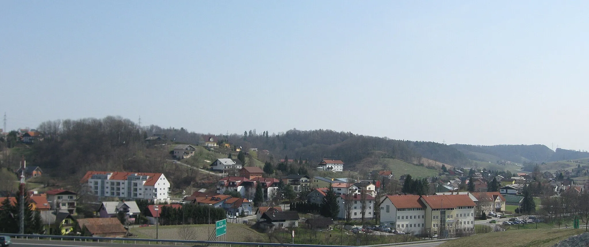 Photo showing: Del naselja Šentilj v Slovenskih goricah, slikano iz smeri parkirišča kasinoja proti Slatkemu Vrhu.