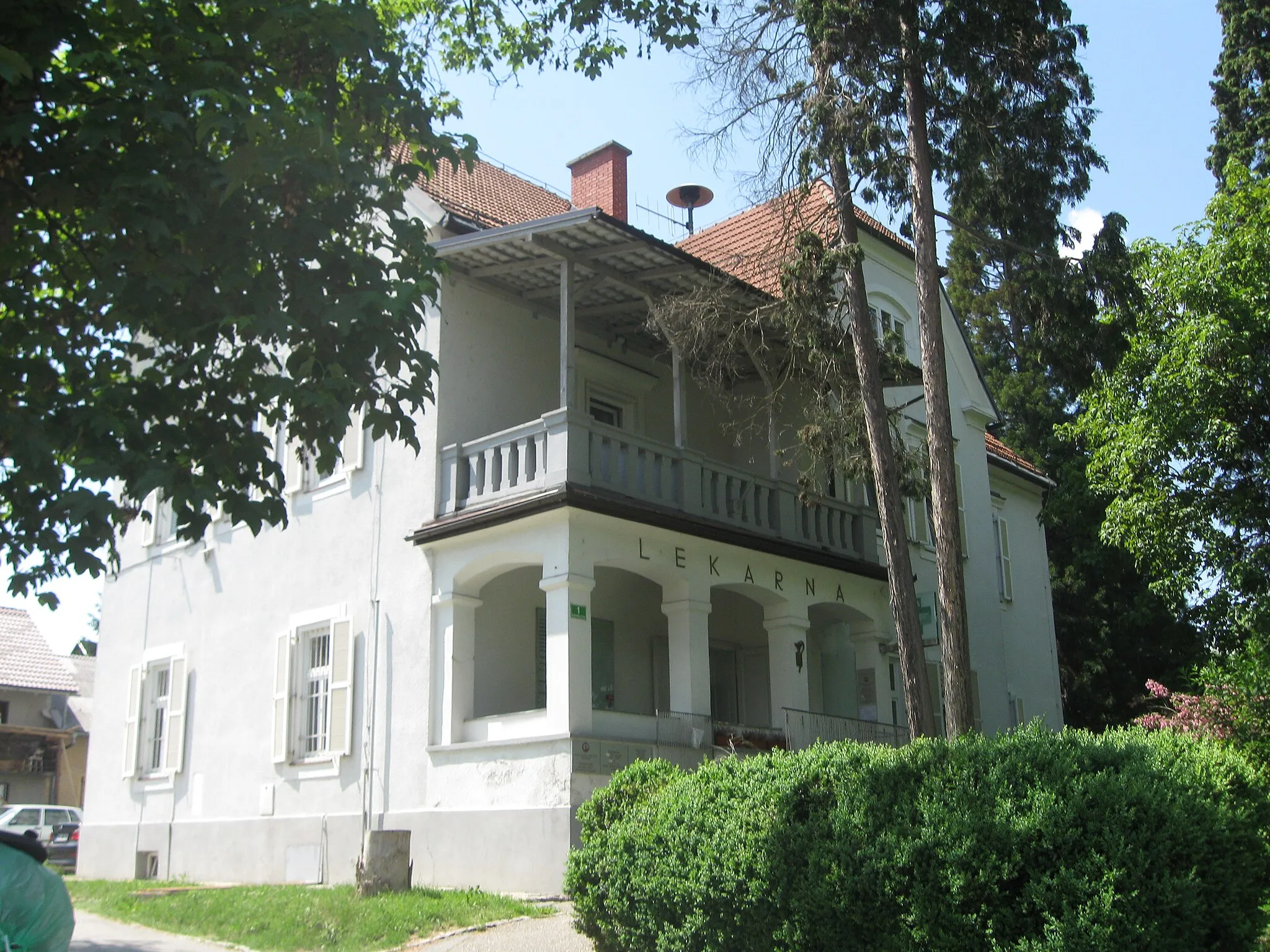 Photo showing: Enonadstropno hišo s poudarjenim osrednjim rizalitom in vogalno verando pokriva dvokapna opečna streha. Zgrajena je bila na prelomu 19. in 20. stoletja.