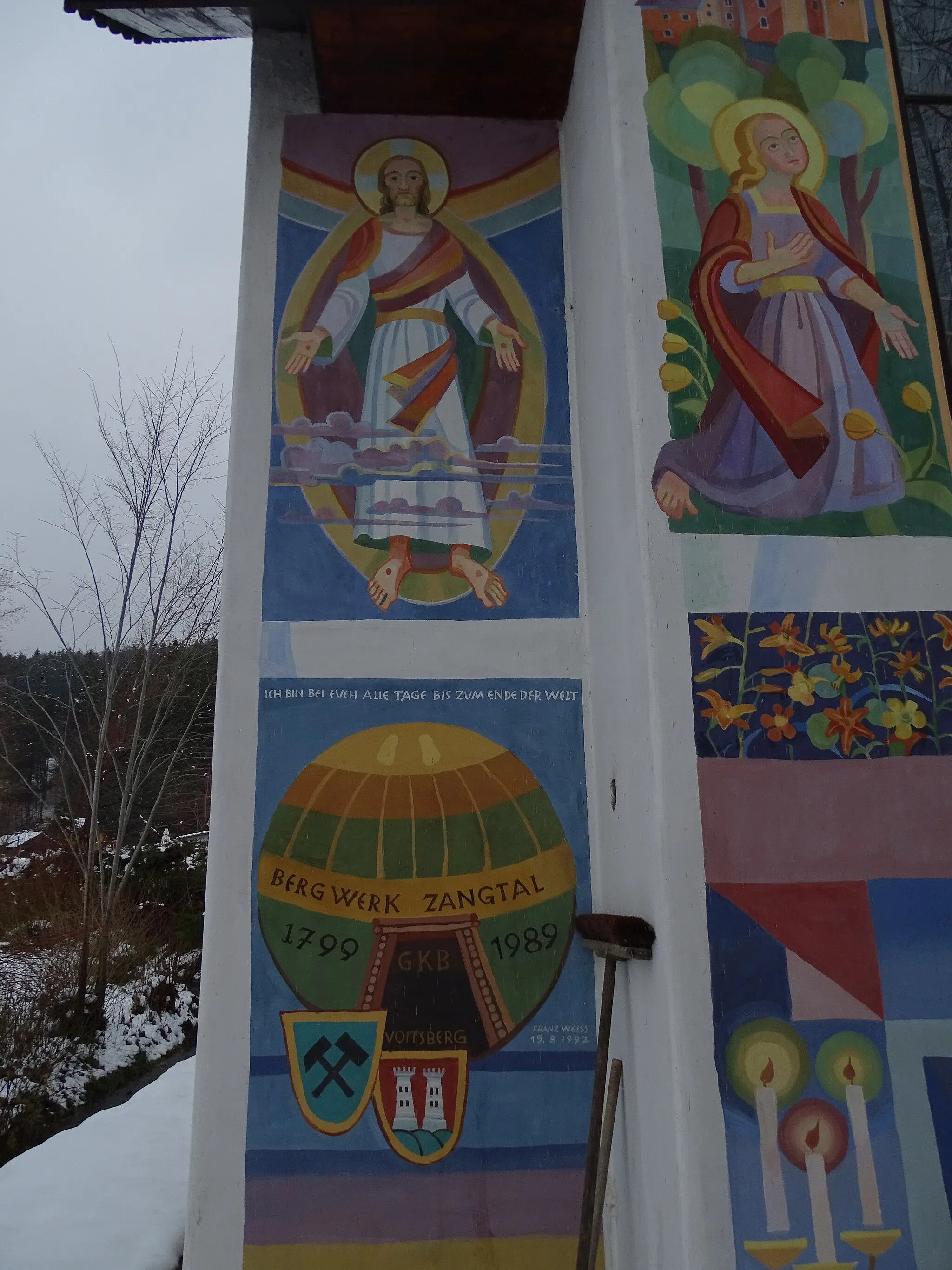 Photo showing: Ein Teil der Freskos an der Südwand der Ortskapelle von Tregist