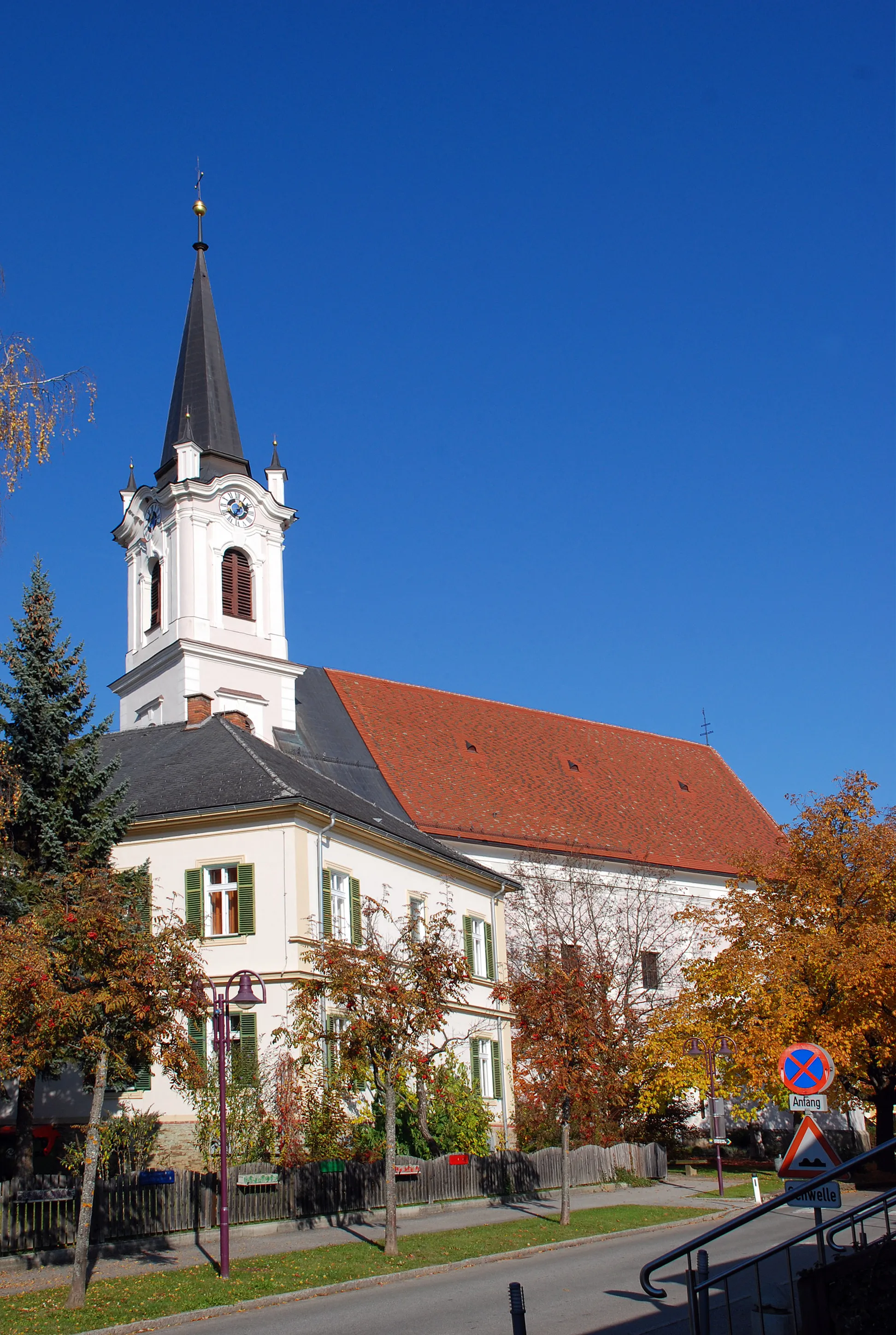 Photo showing: Pfarrkirche Bad Gams, Steiermark, Österreich, Südseite der Kirche, im Vordergrund der Pfarrhof

This media shows the protected monument with the number 3678 in Austria. (Commons, de, Wikidata)