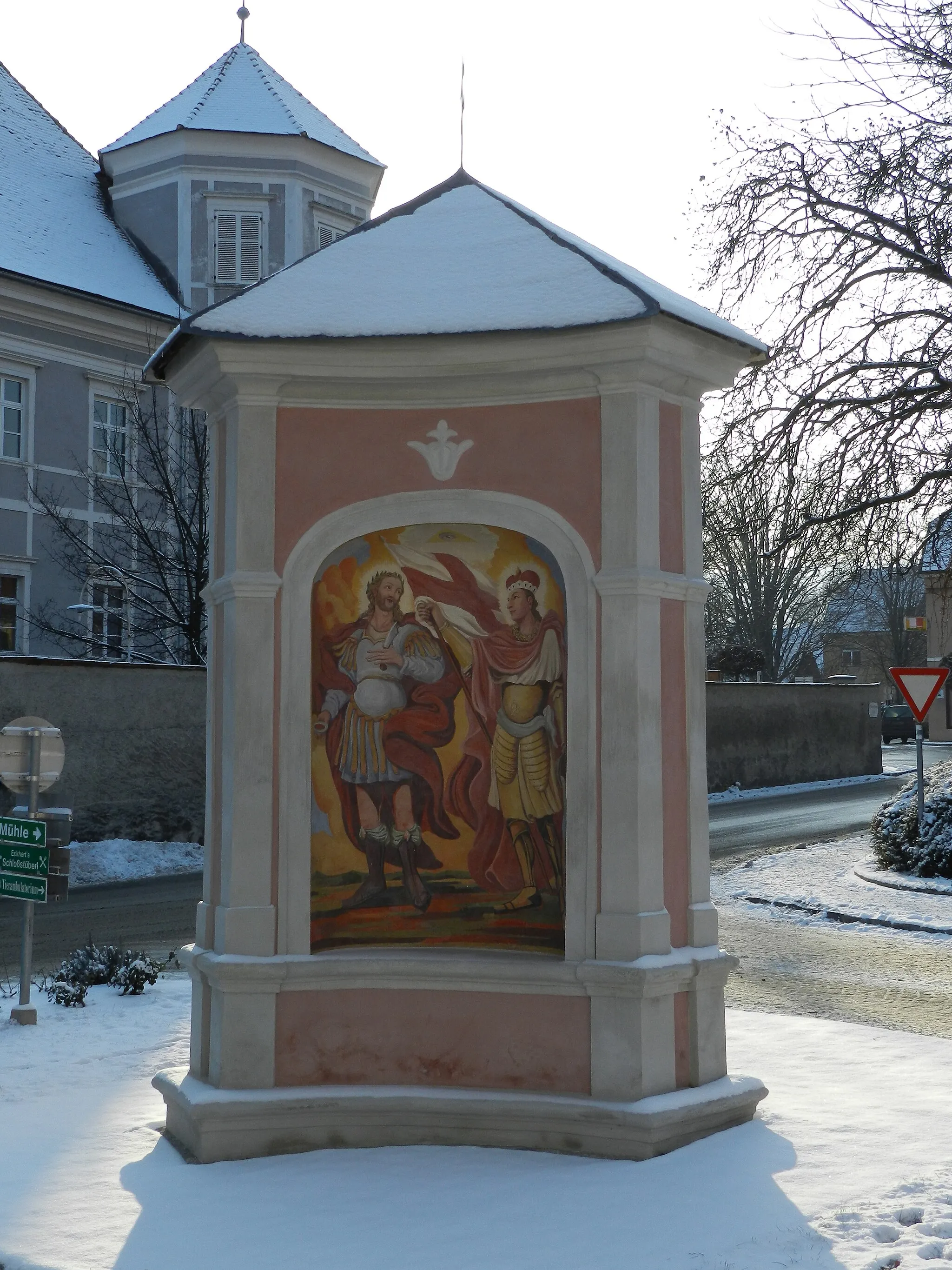 Photo showing: North-east side of shrine at the Alte Feuerwehrplatz in Pöllau, Austria.