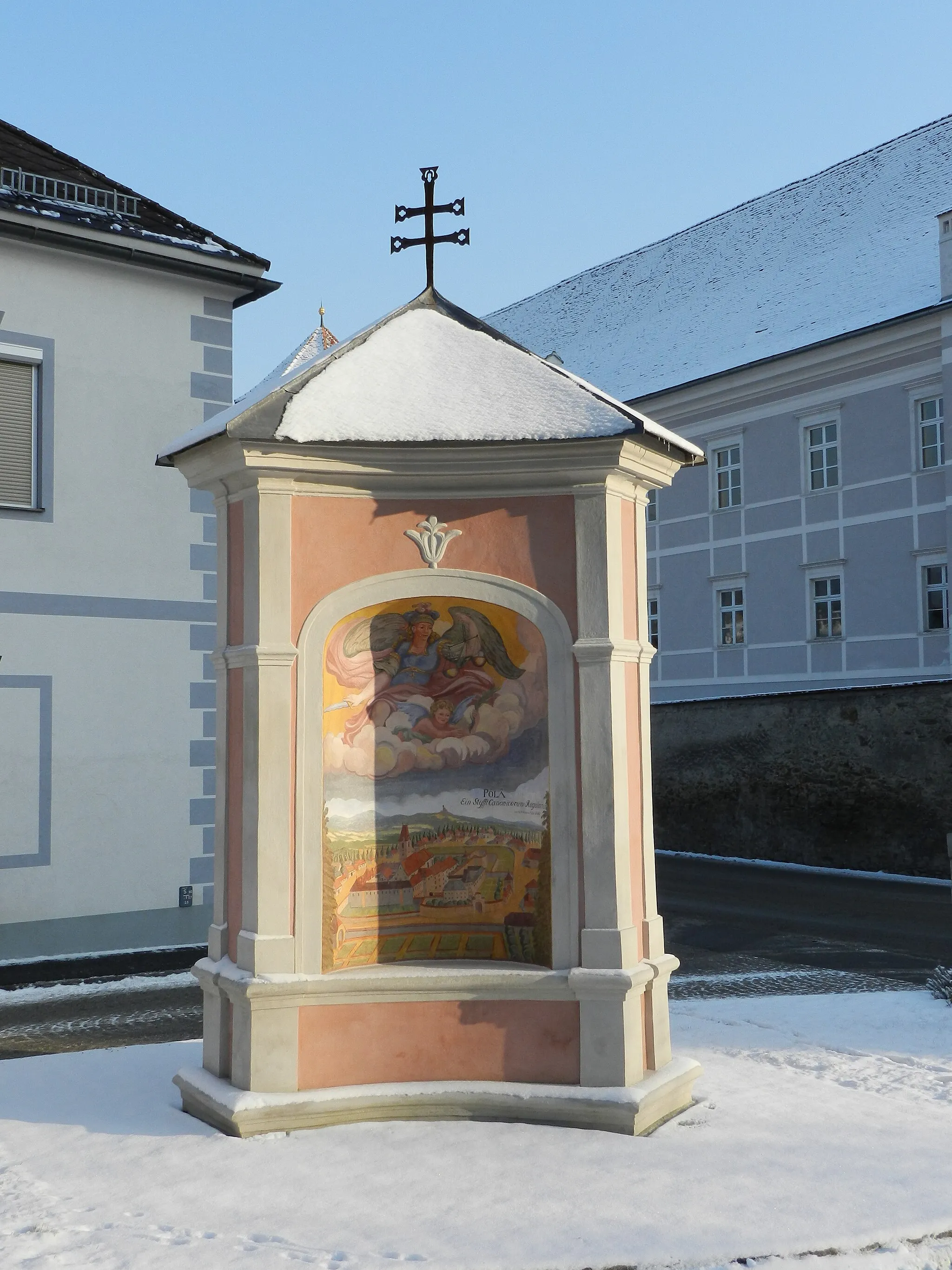 Photo showing: North-west side of shrine at the Alte Feuerwehrplatz in Pöllau, Austria.