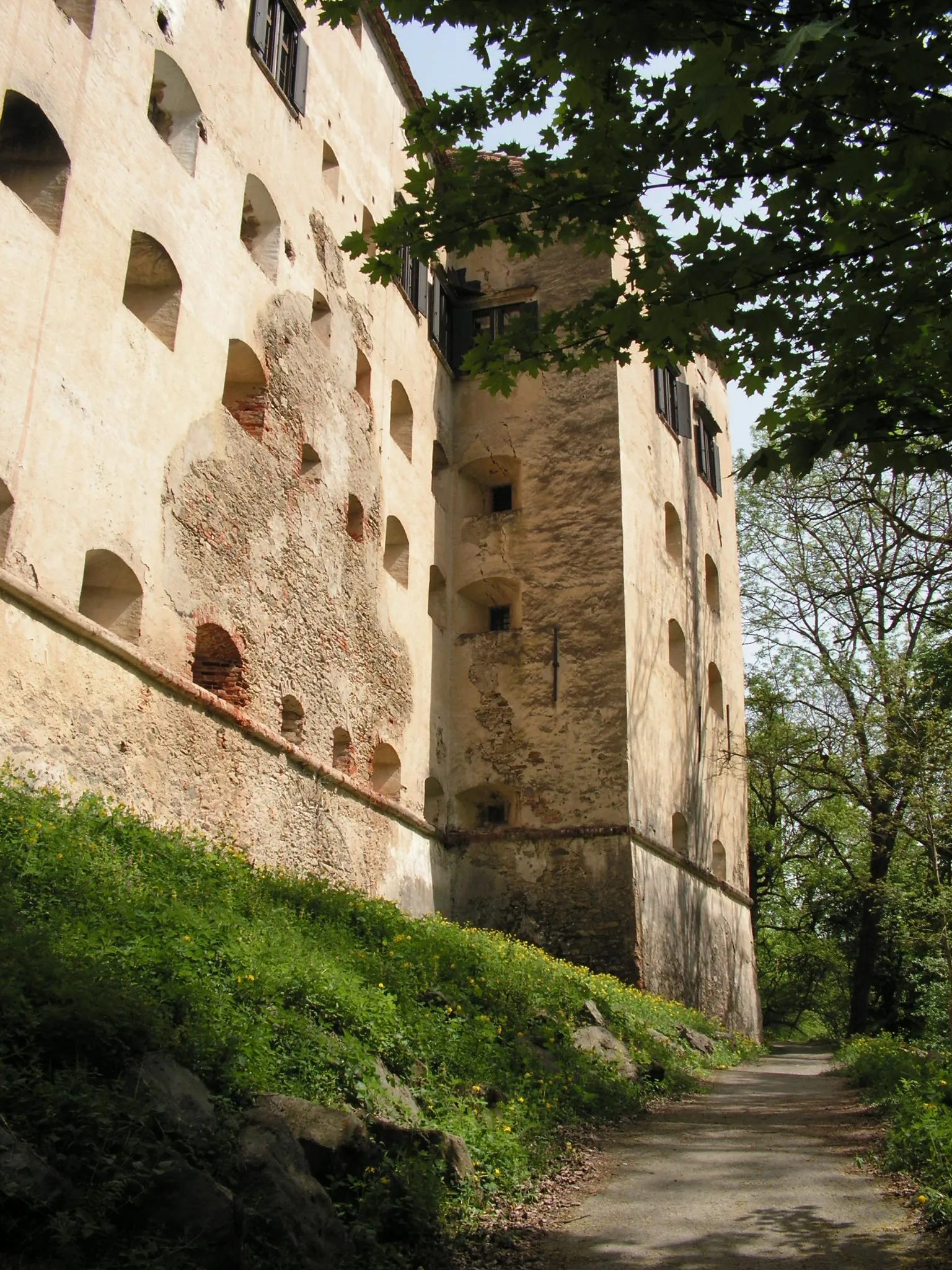 Photo showing: The Herberstein castle in the village of Sankt Johann bei Herberstei. True four-in-one place, as included in the price of the castle, a zoo, a museum Gironcoli, see the Feistritz gorge.