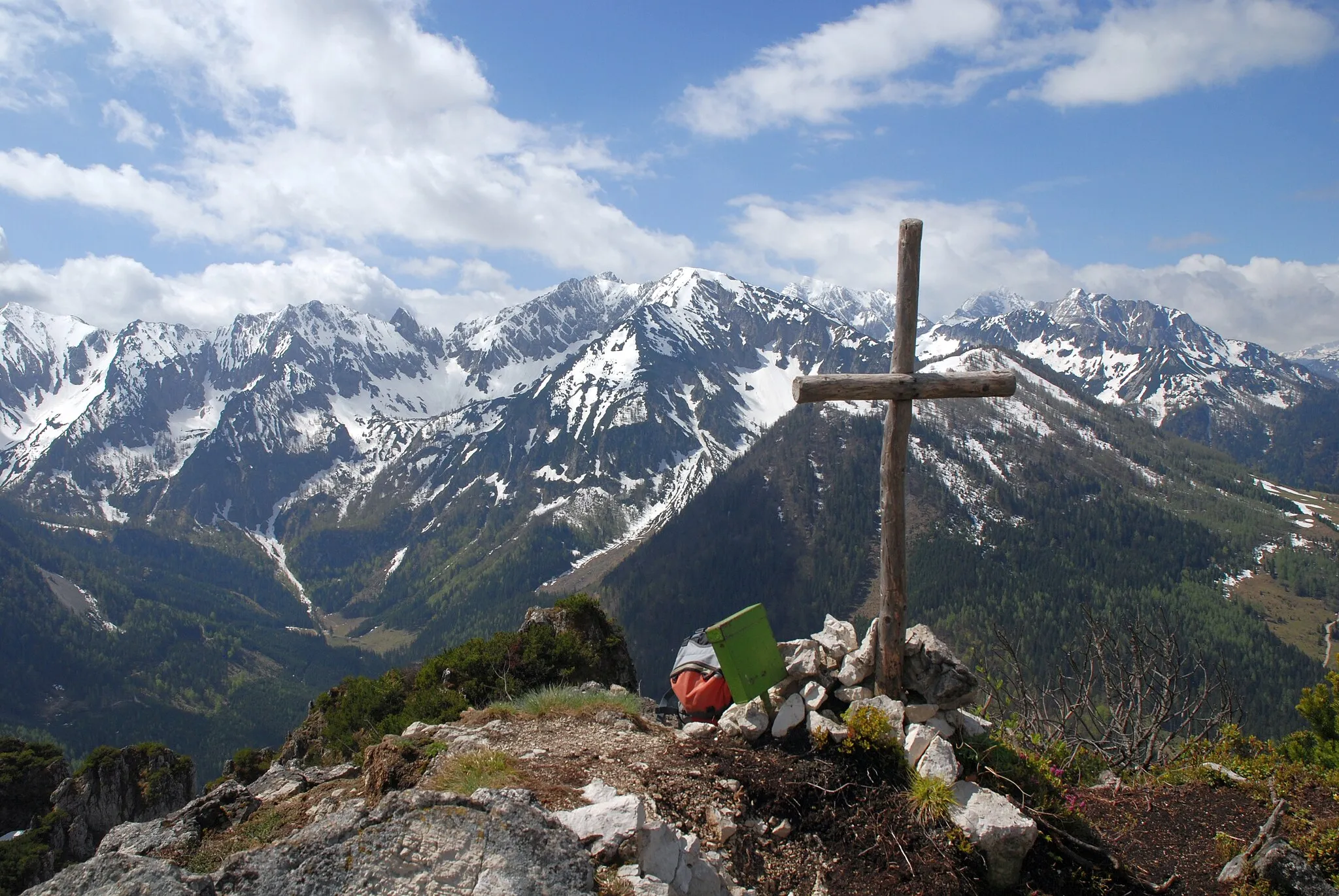 Photo showing: Gipfelkreuz Kampermauer, Reichraminger Hintergebirge, Österreich. Im Hintergrund die Haller Mauern