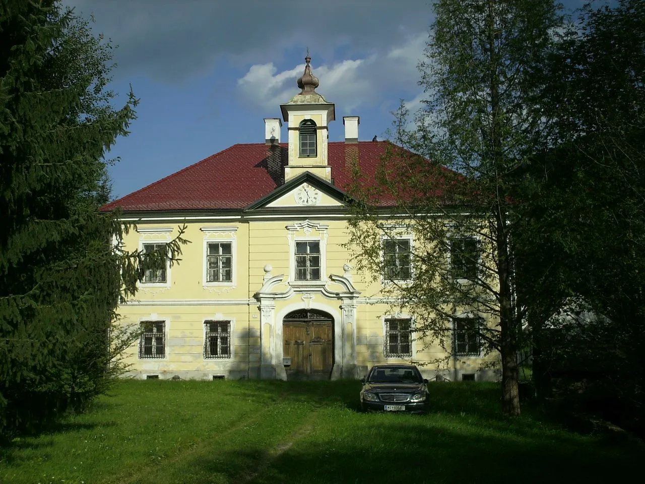 Photo showing: Westfassade des ehem. Gewerkenschloss mit Nebengebäuden und Kraftwerk in Kindberg/Österreich.