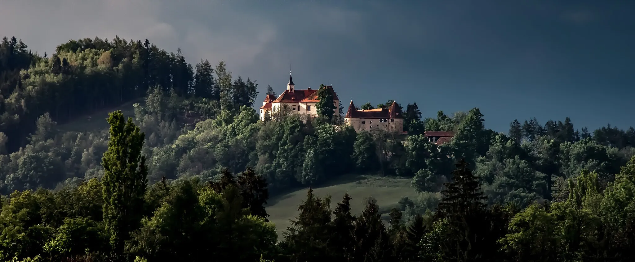 Photo showing: The castle Plankenwarth to the west of Graz, Austria, dates back to the 13th century. Its walls have a thickness of up to three meters. The medieval castle was expanded in the 18th century and is now a private property. According to a legend, the name of the castle derives from the fact that an unpopular landlord was slain by his subjects with planks. In fact, the name comes from the old-german word "planch", meaning "shiny", which refers to the originally magnificent interior of the castle.