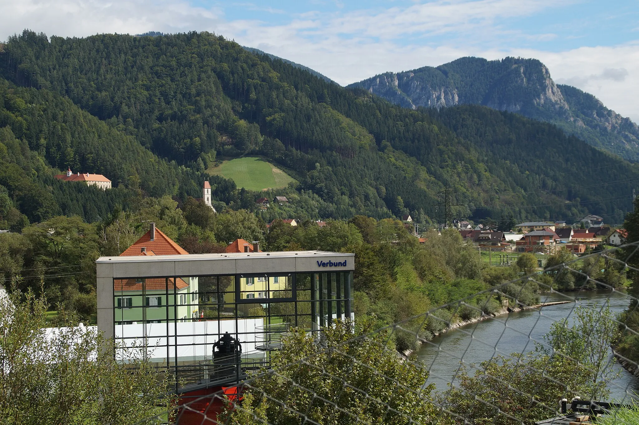 Photo showing: Frauenkirche und Schloss Pernegg, rechts im Hintergrund der Rötelstein