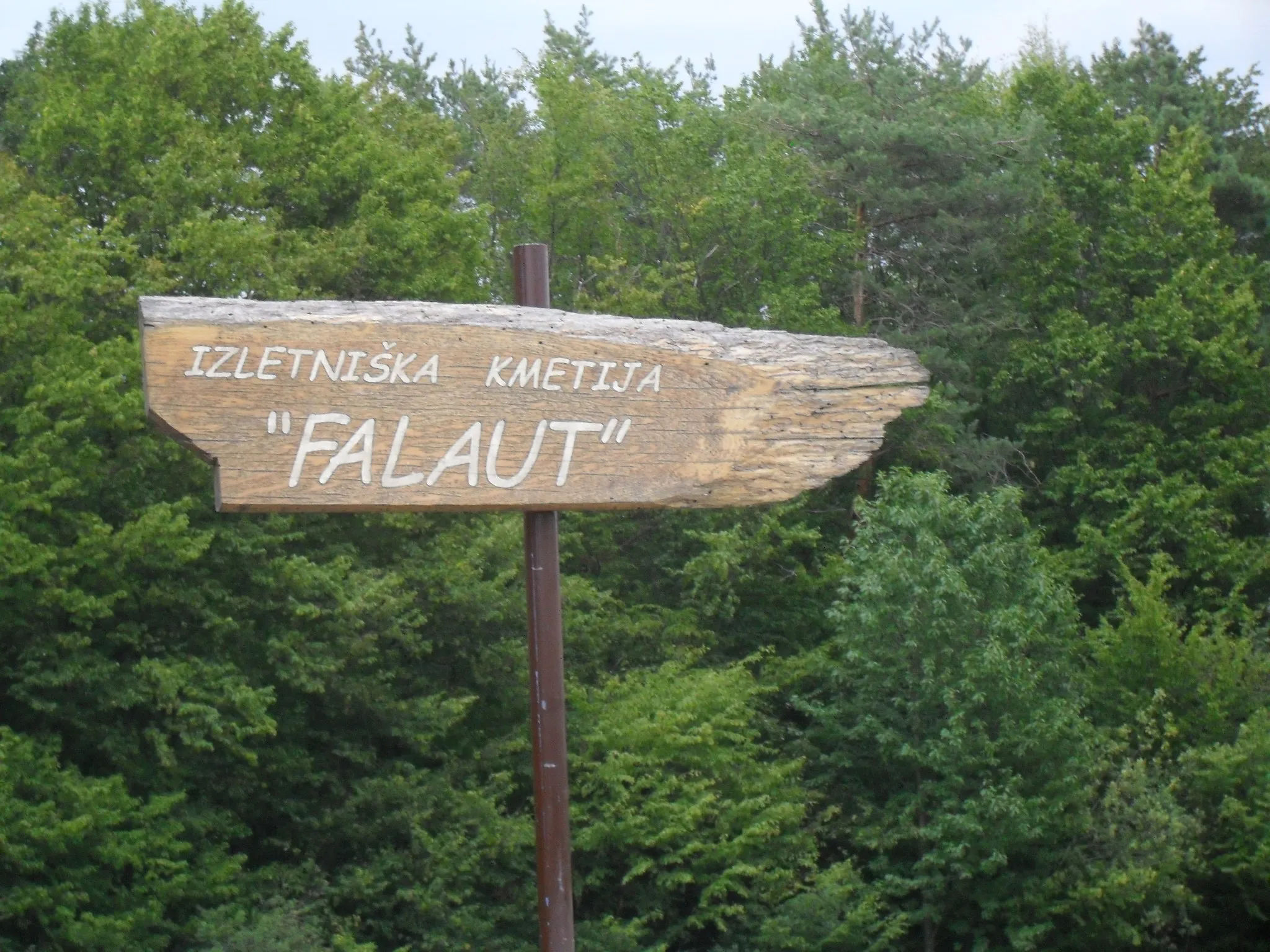 Photo showing: The signboard of the Homstead Falaut (in prekmurian language/prekmurščina Urchin) near Adrijanci, Prekmurje