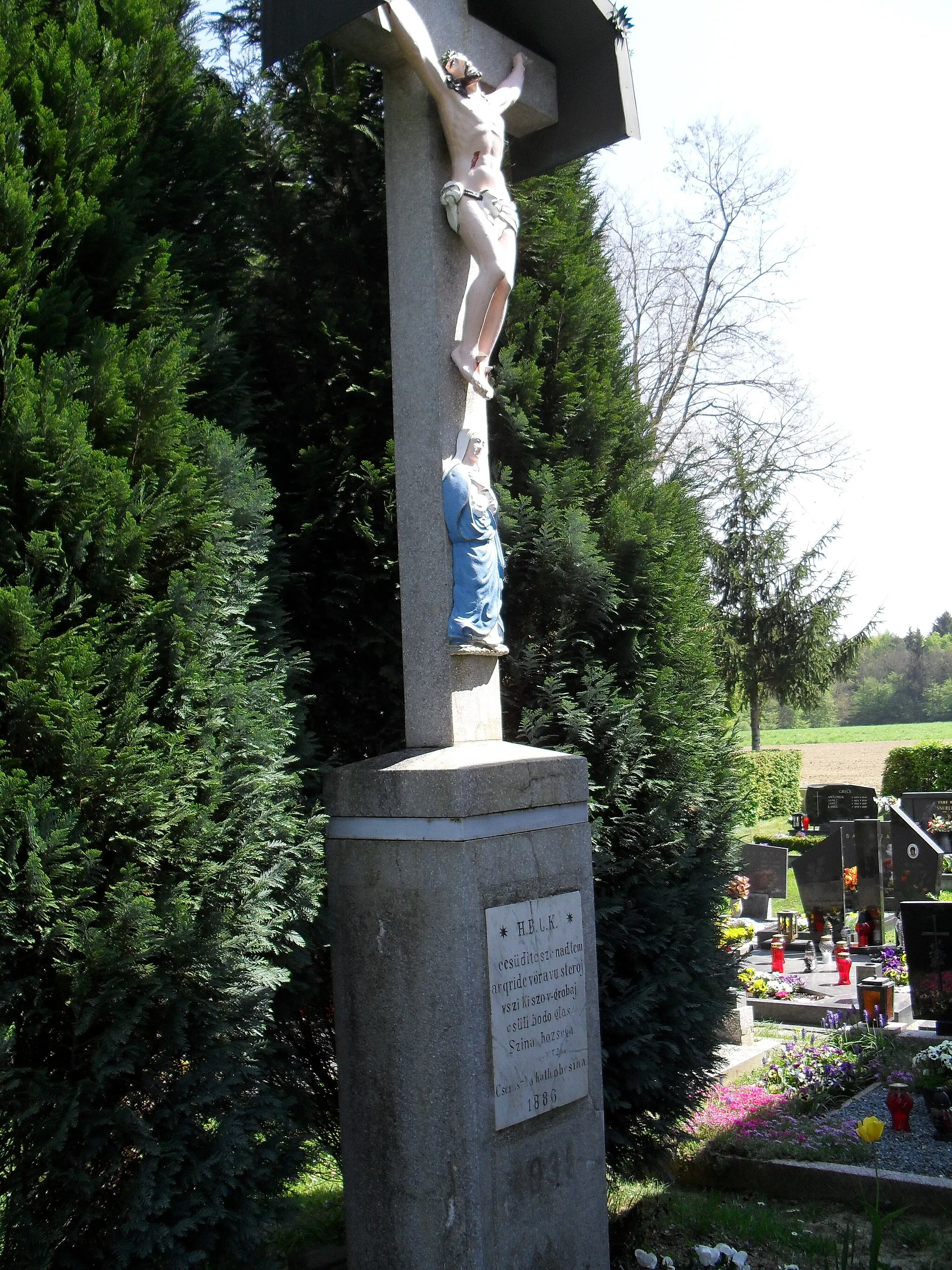 Photo showing: Stone cross with prekmurian (prekmurščina) inscription (1) from 1886 in the Gornji Črnci cemetery