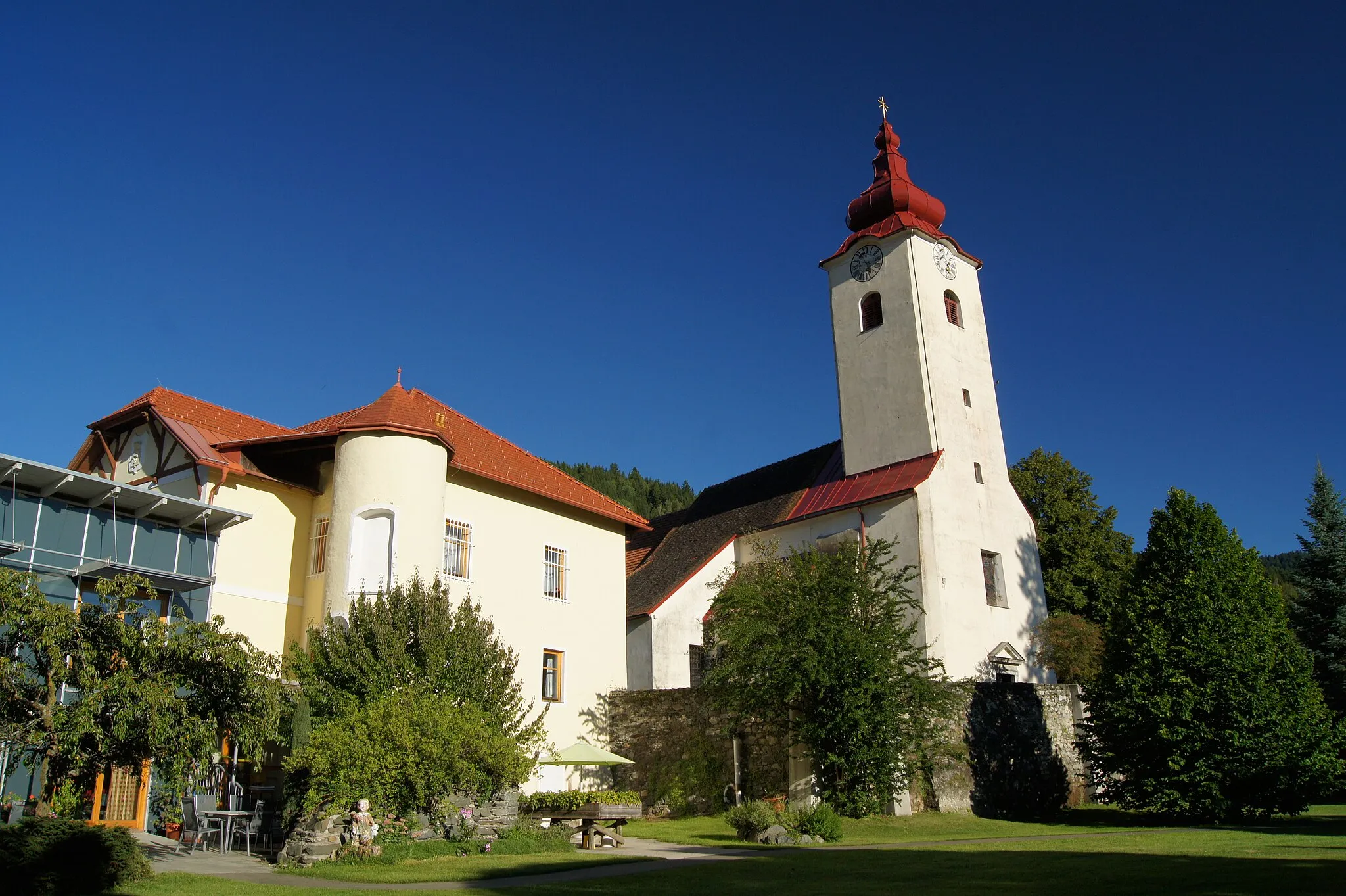 Photo showing: Teil des Altersheimes in Teufenbach, ehem. Schloss Neu-Teuffenbach sowie Pfarrkirche Teufenbach.
