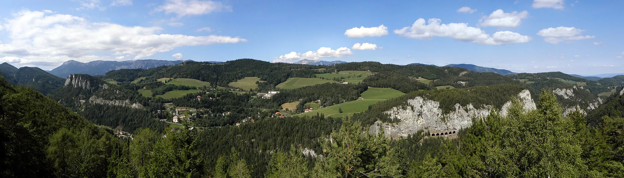 Photo showing: Südbahnstrecke "Semmering-Bahn" (Gloggnitz-Mürzzuschlag) - zu sehen ist der Streckenteil (v.l.n.r.) Polleroswand (-tunnel) - Krausel-Klause-Viadukt - Krauselklause-Tunnel - Bahnhof Breitenstein - Weinzettelfeld - Weinzettelfeld-Tunnel - Weinzettelwand-Tunnel und Weinzettelwand-Galerie