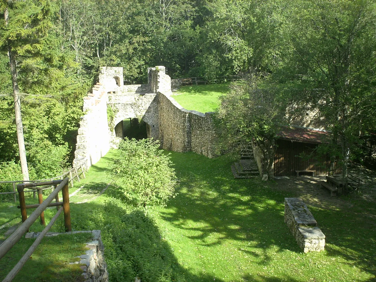 Photo showing: Ruine Hohenwang, Blick vom Hochschloss auf Haupttor, Zwinger und Bastei.