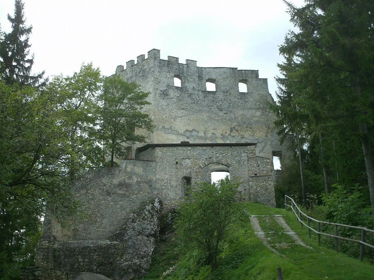 Photo showing: Burgruine Hohenwang/Österreich, Wehrgalerie und Schildmauer des Hochschlosses, Ansicht aus Ost.