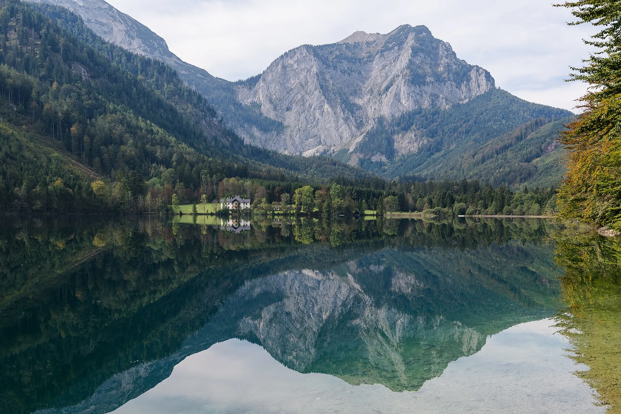Photo showing: The former emperial hunting lodge is located at the western bank of Vorderer Langbathsee in the comunity of Ebensee (Upper Austria).