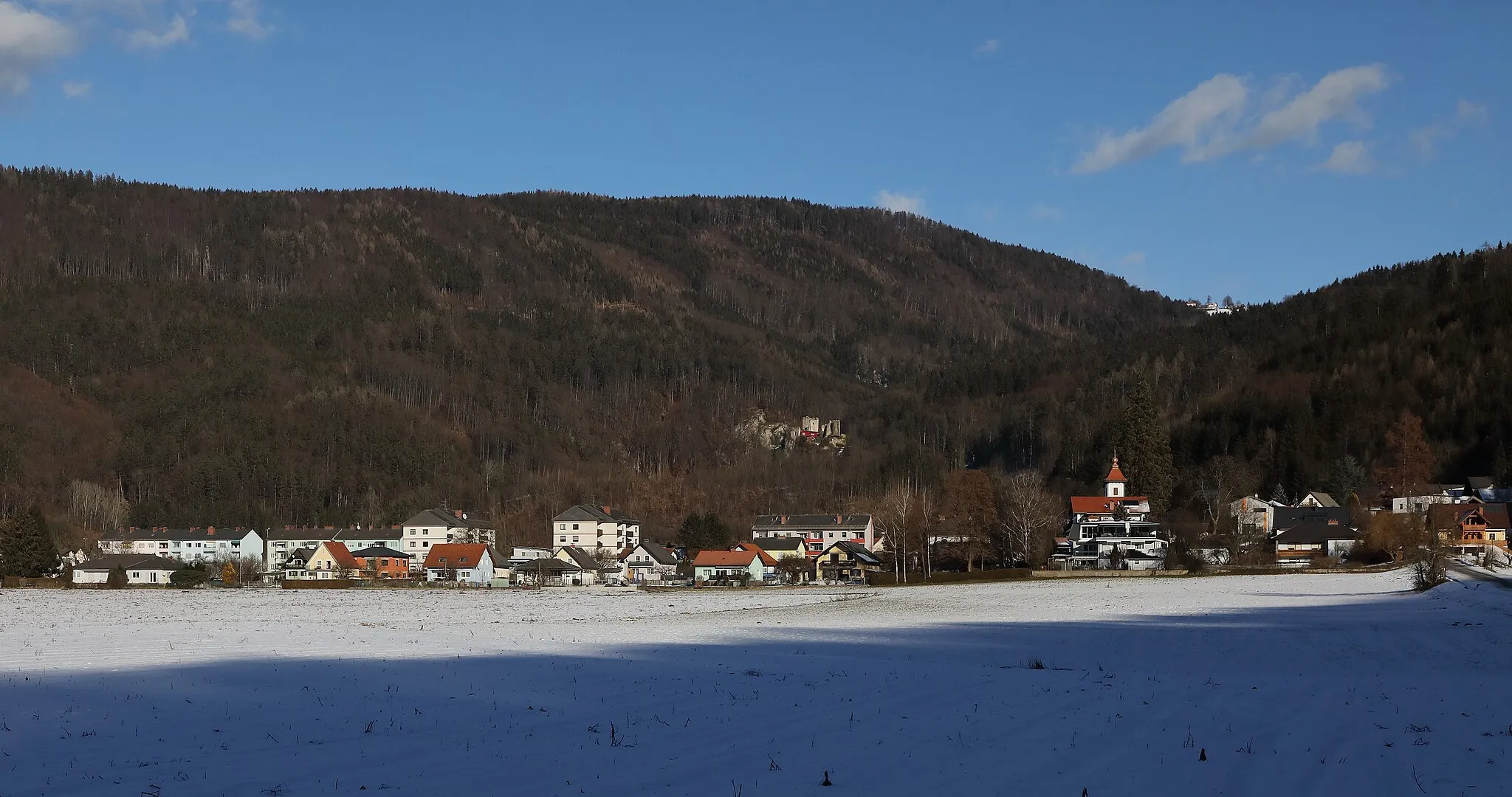 Photo showing: Die Ortschaft Peggau Hinterberg in der Steiermark, im Hintergrund die Ruine Peggau.