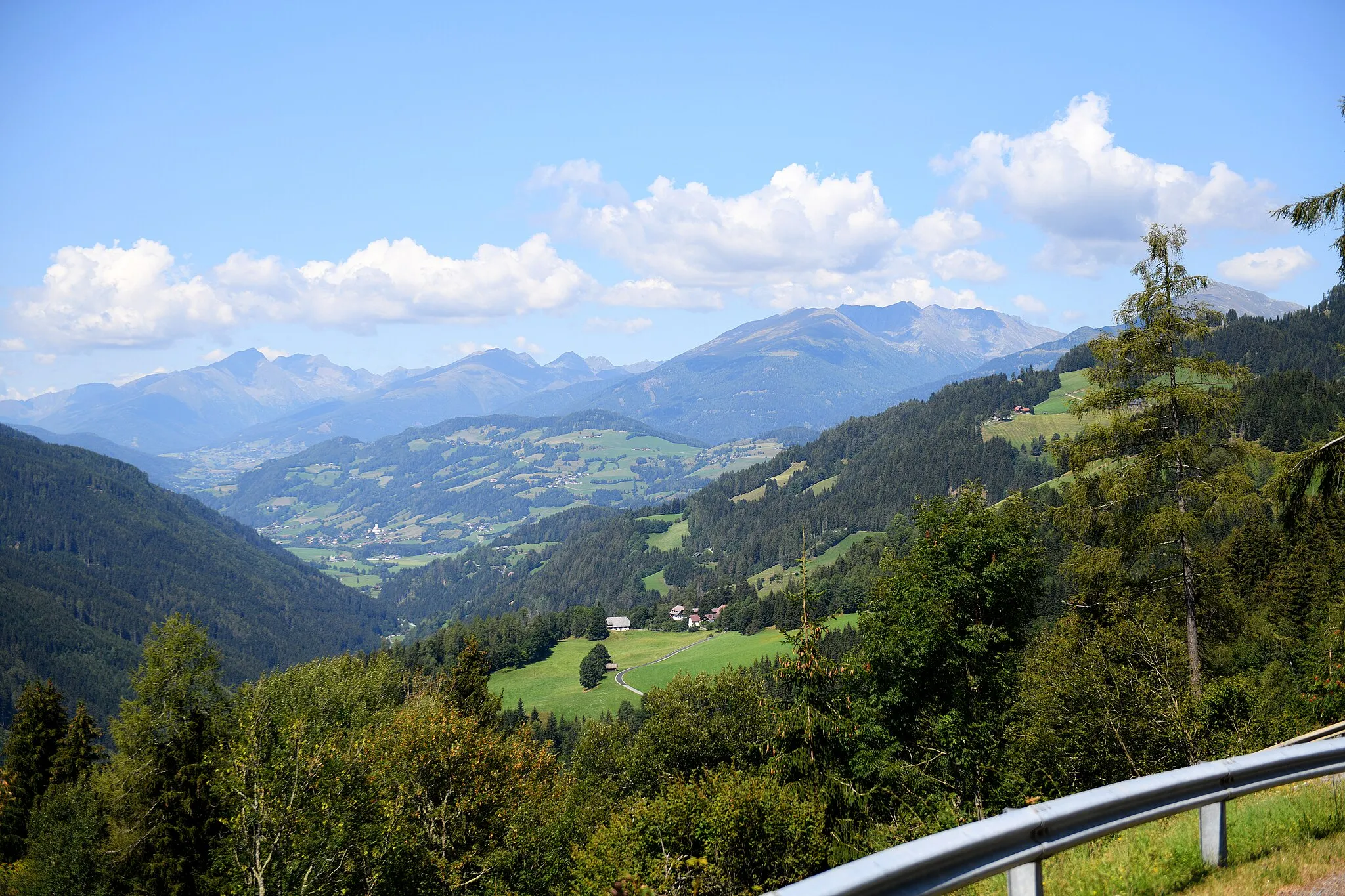 Photo showing: Das Rantental (Nebental des oberen Murtals bei de:Murau, Steiermark, Österreich) mit Ort und Kirche Ranten, von Stolzalpe aus gesehen. Im Hintergrund die südlichen de:Schladminger Tauern.