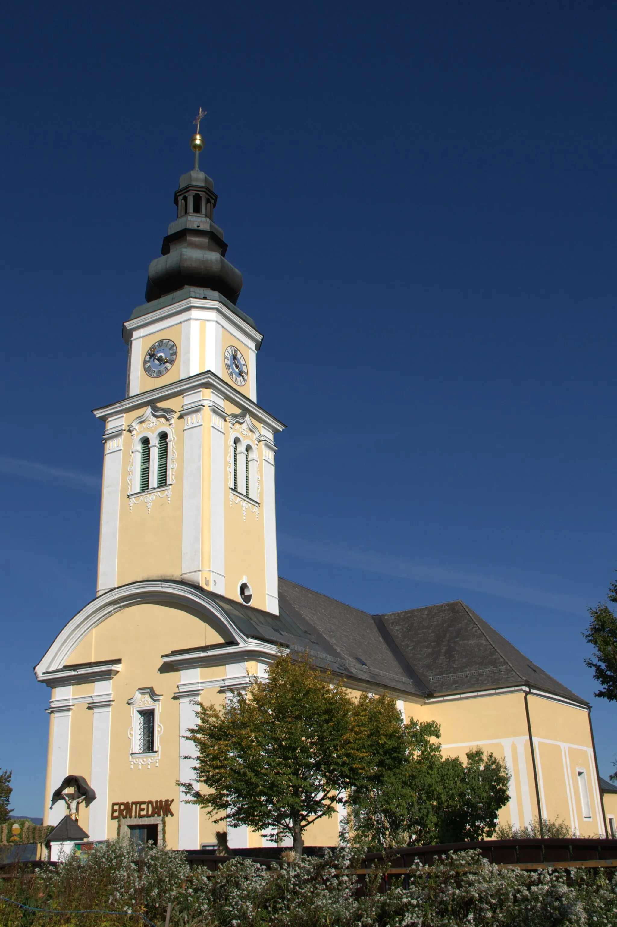 Photo showing: Kath. Pfarrkirche hl. Margaretha und Kirchhofmauer mit Nischenkapellen