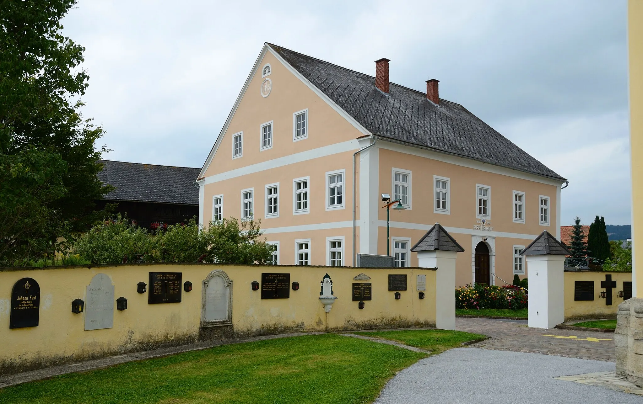 Photo showing: Rectory Wenigzell, Styria, as seen from the churchyard. Mind the Bassena between the grave stones.