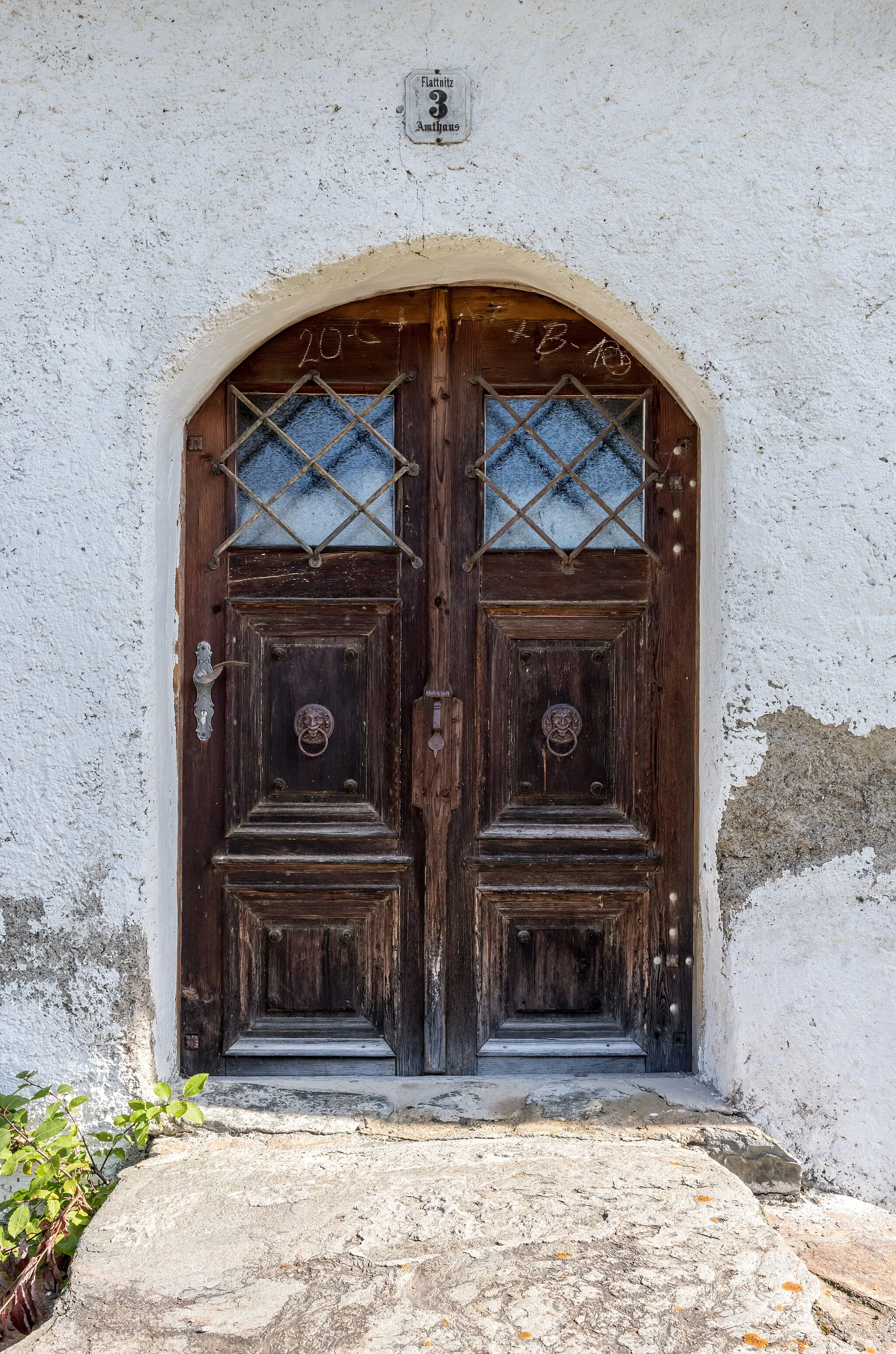 Photo showing: Portal and house number of the official building in Flattnitz #3, municipality Glödnitz, district Sankt Veit, Carinthia, Austria, EU