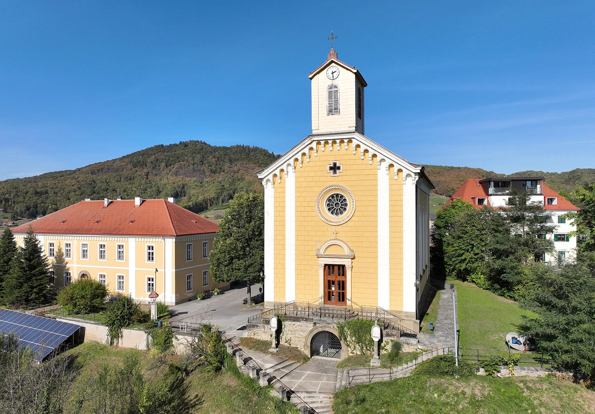 Photo showing: Sout view of the parish church of Bad Gleichenberg.