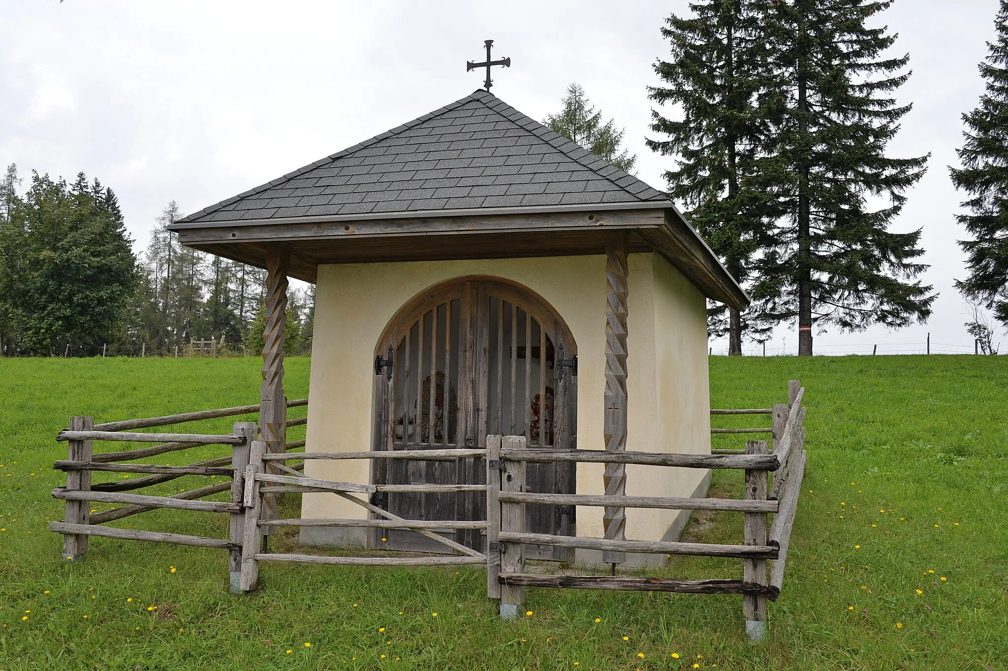 Photo showing: Wayside chapel “Bishop Cross”, east of Theissenegg, municipality Wolfsberg, district Wolfsberg, Carinthia / Austria / EU