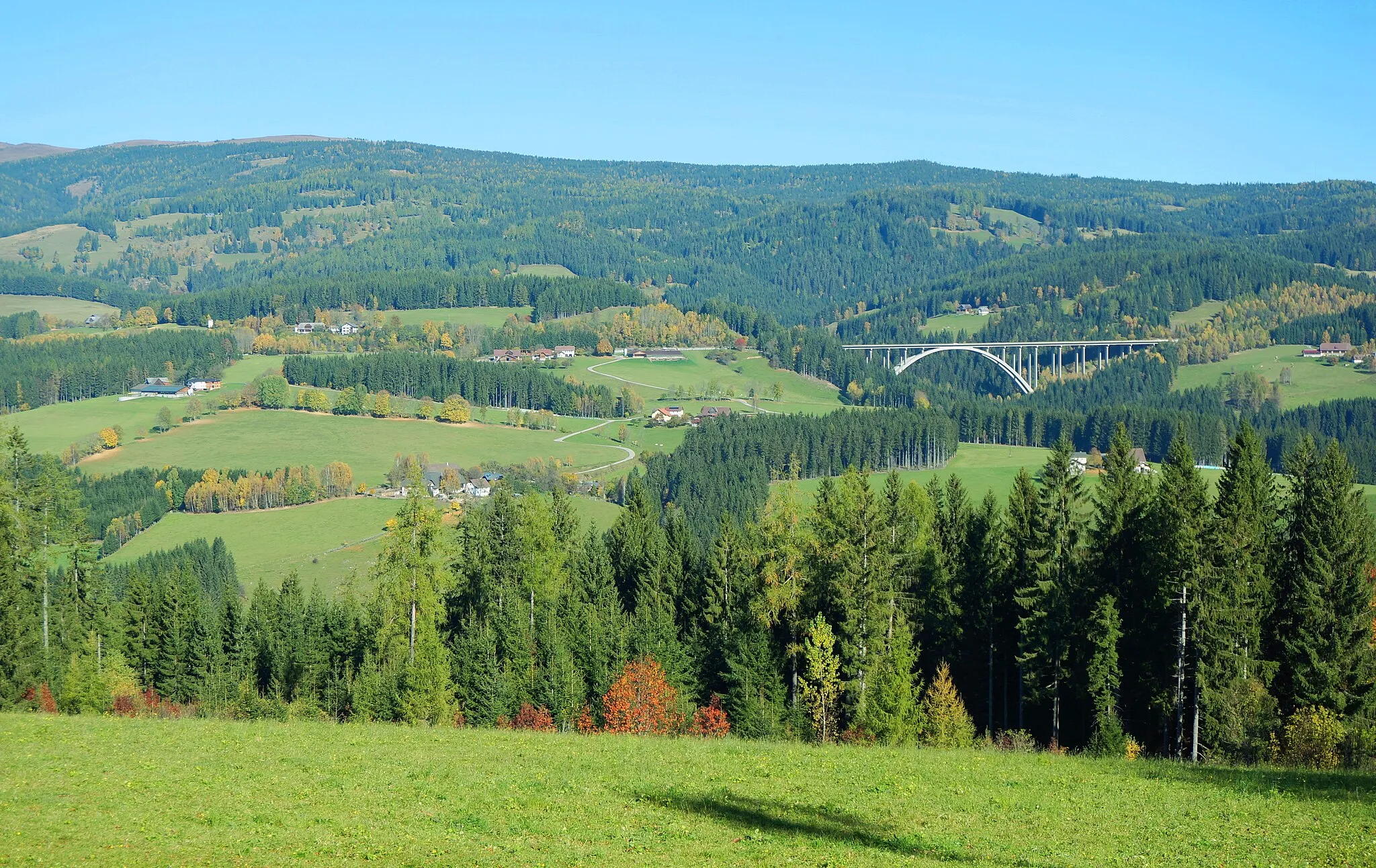 Photo showing: Preitenegg mit Blick nach Unterpreitenegg und Auerling, dem Packabschnitt der A2 Süd Autobahn, Oberes Lavanttal im Bezirk Wolfsberg, Kärnten, Österreich, EU