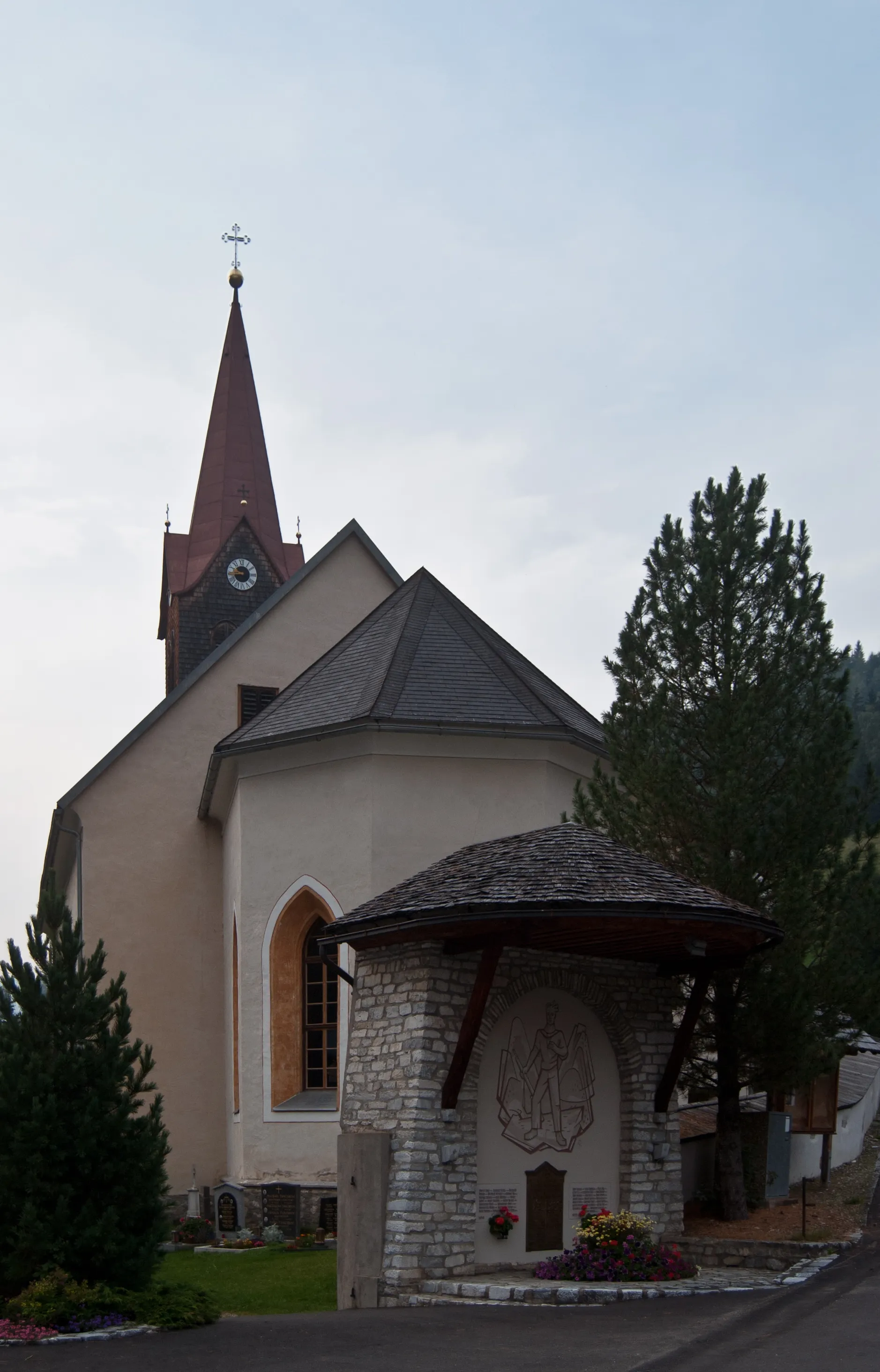 Photo showing: Kath. Pfarrkirche hl. Katharina und Friedhof