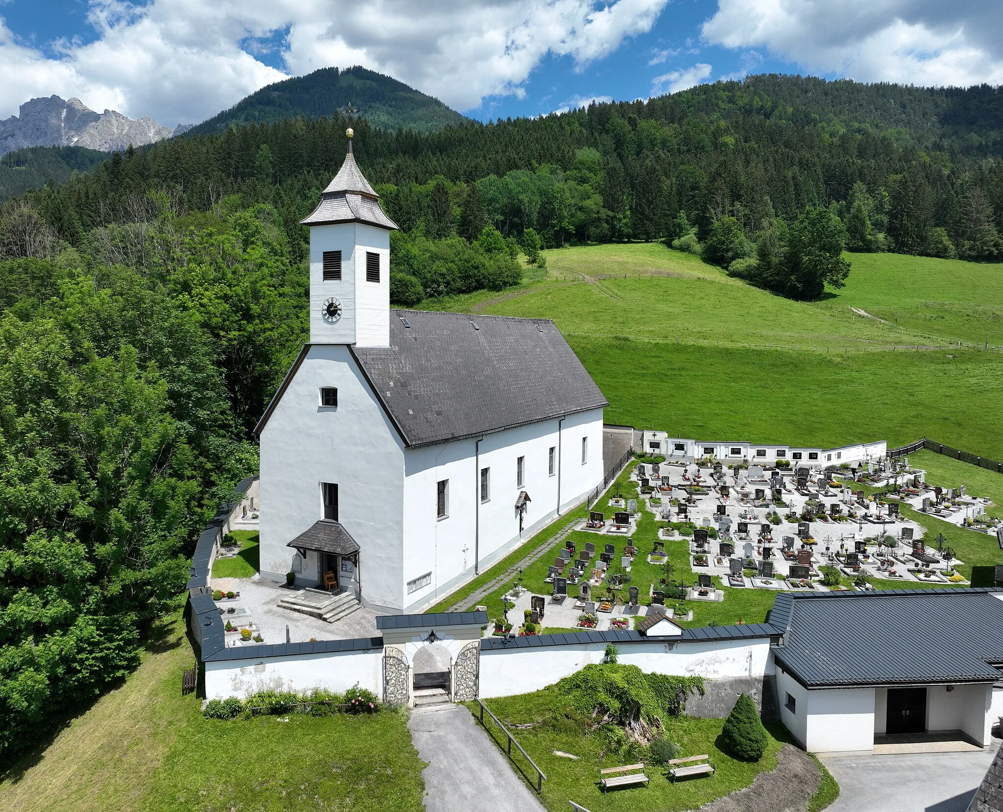 Photo showing: Southwest view of the parish church in Hall bei Admont, Austria.