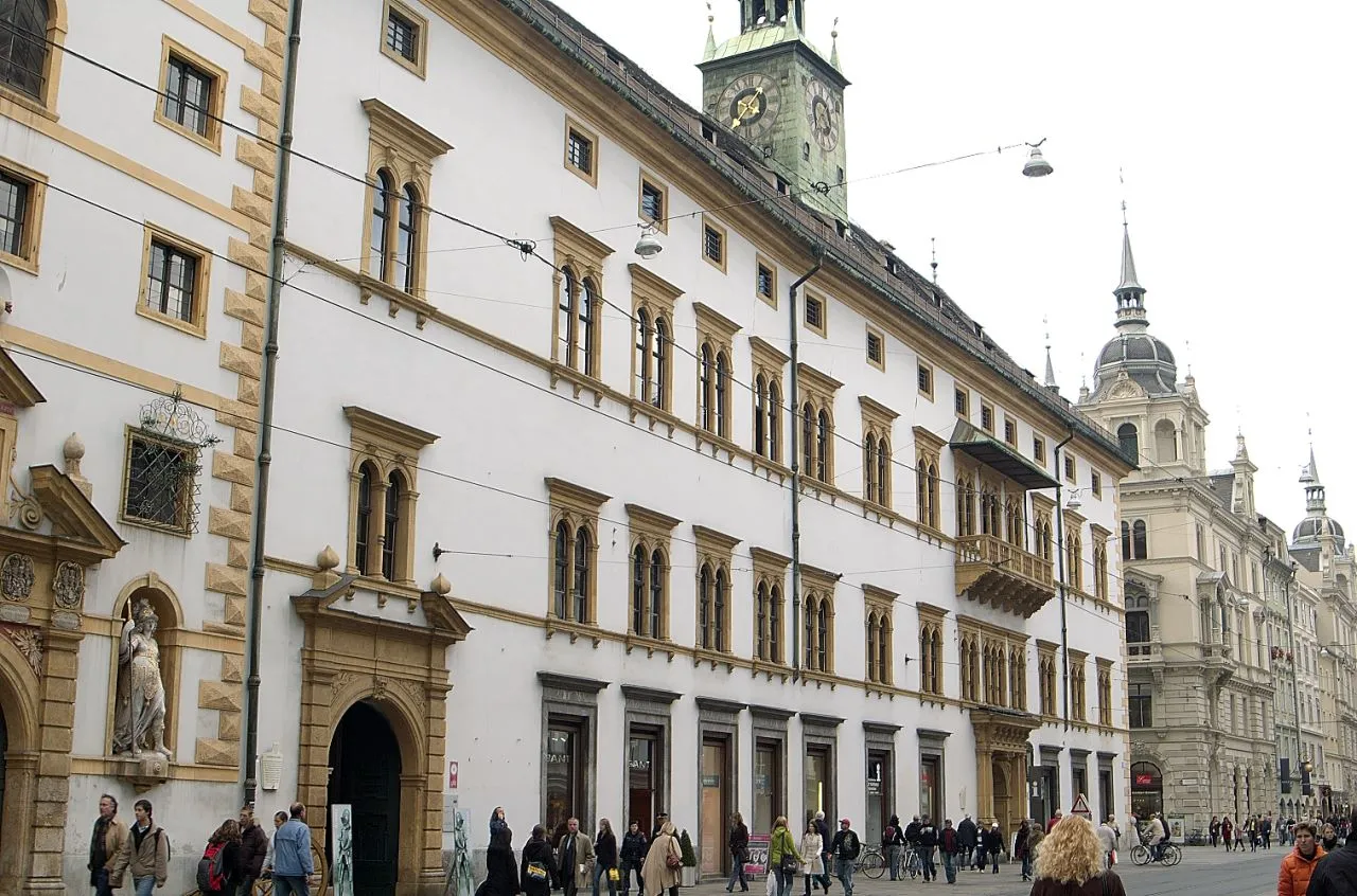 Photo showing: very left: Zeughaus (armory), middle: Landhaus, right: Rathaus (town hall) of en:Graz

This media shows the protected monument with the number 56671 in Austria. (Commons, de, Wikidata)
