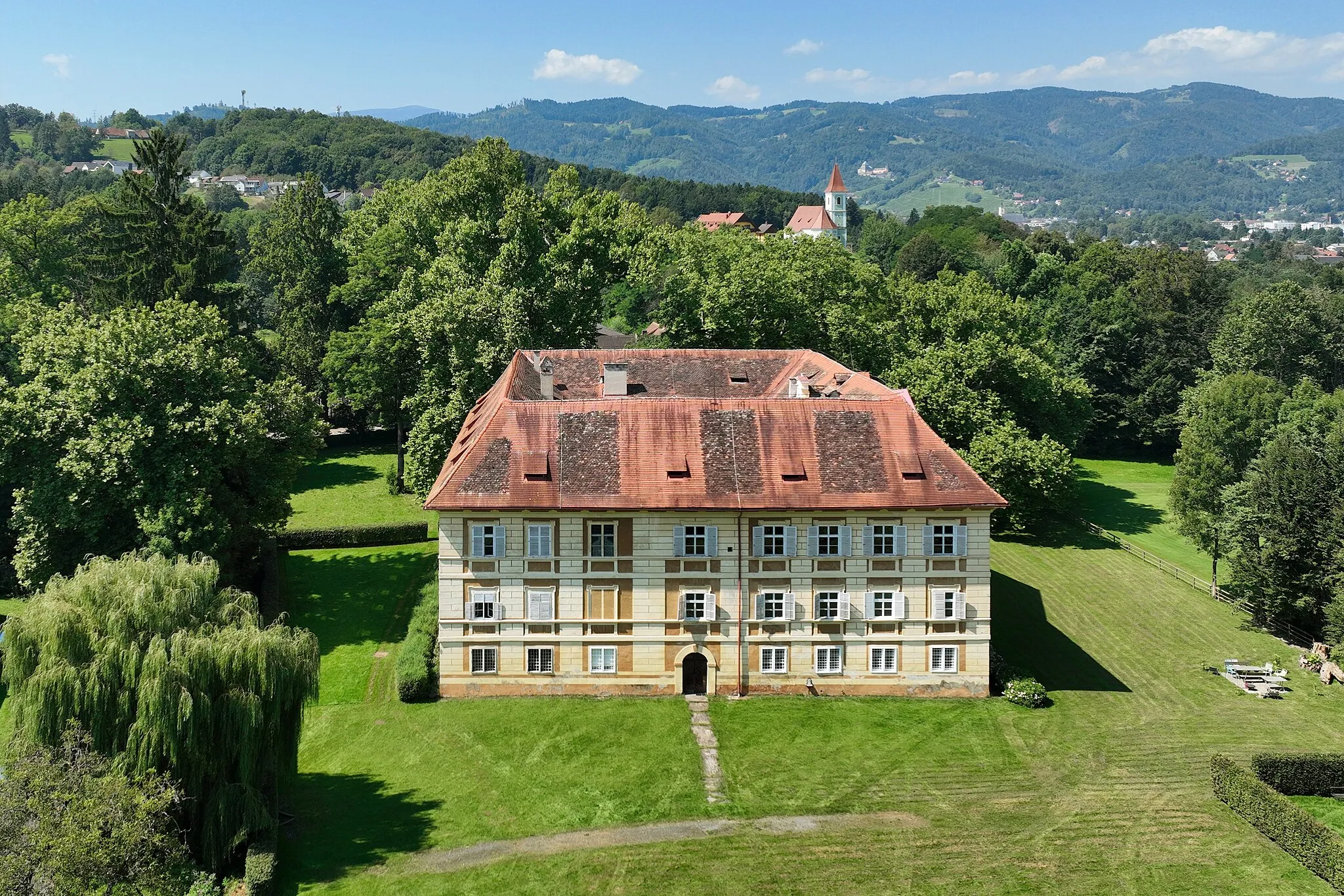 Photo showing: East view of Frauenthal Castle in Austria.