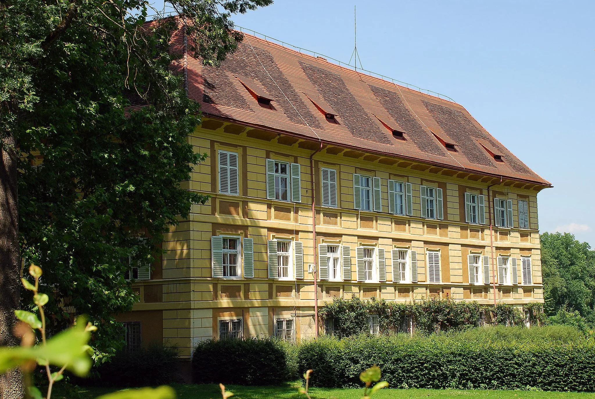 Photo showing: Schloss Frauental, Hörbing, Deutschlandsberg

This media shows the protected monument with the number 3374 in Austria. (Commons, de, Wikidata)