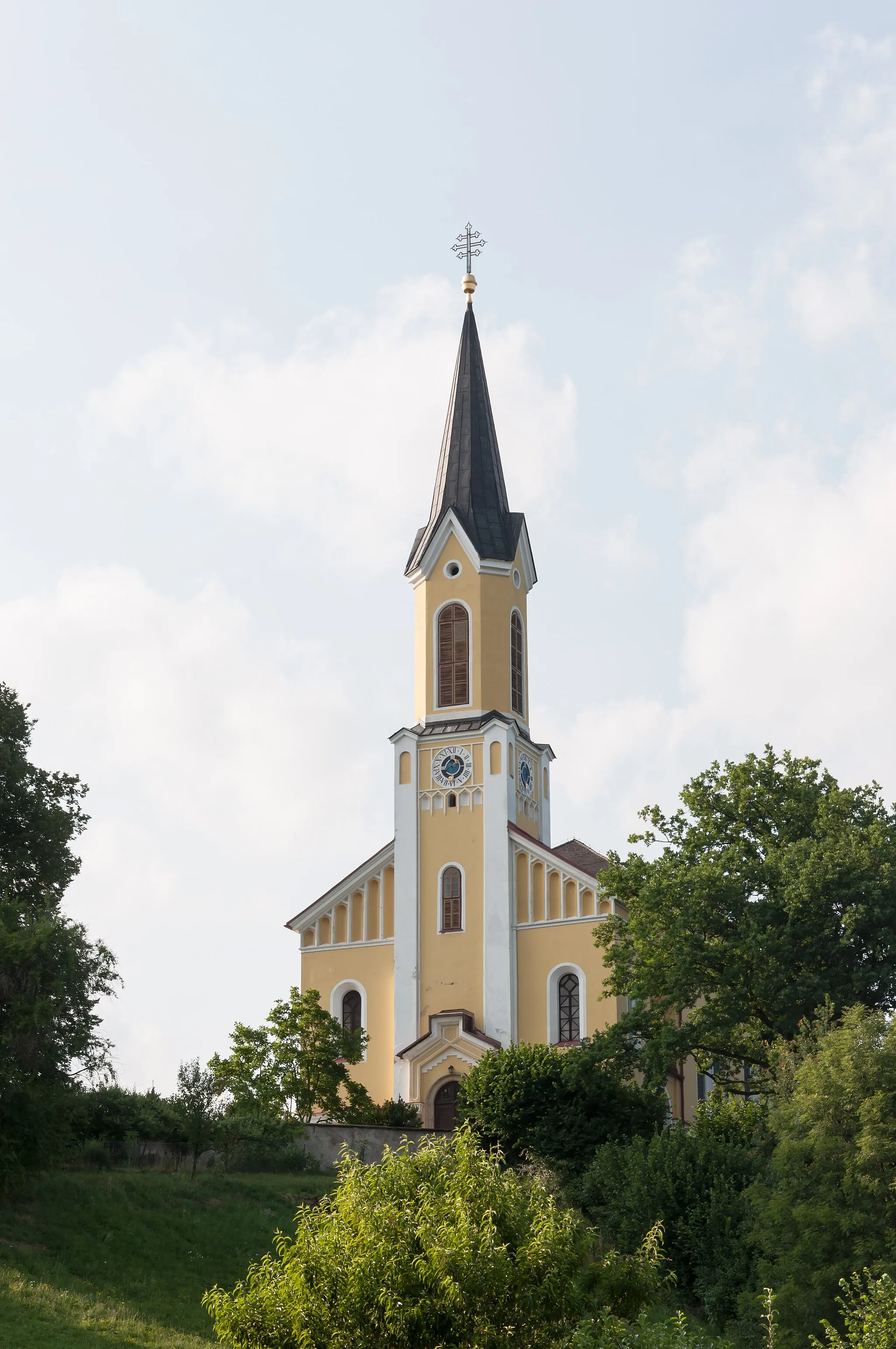 Photo showing: Kath. Pfarrkirche hl. Johannes d. T. mit Kirchhof