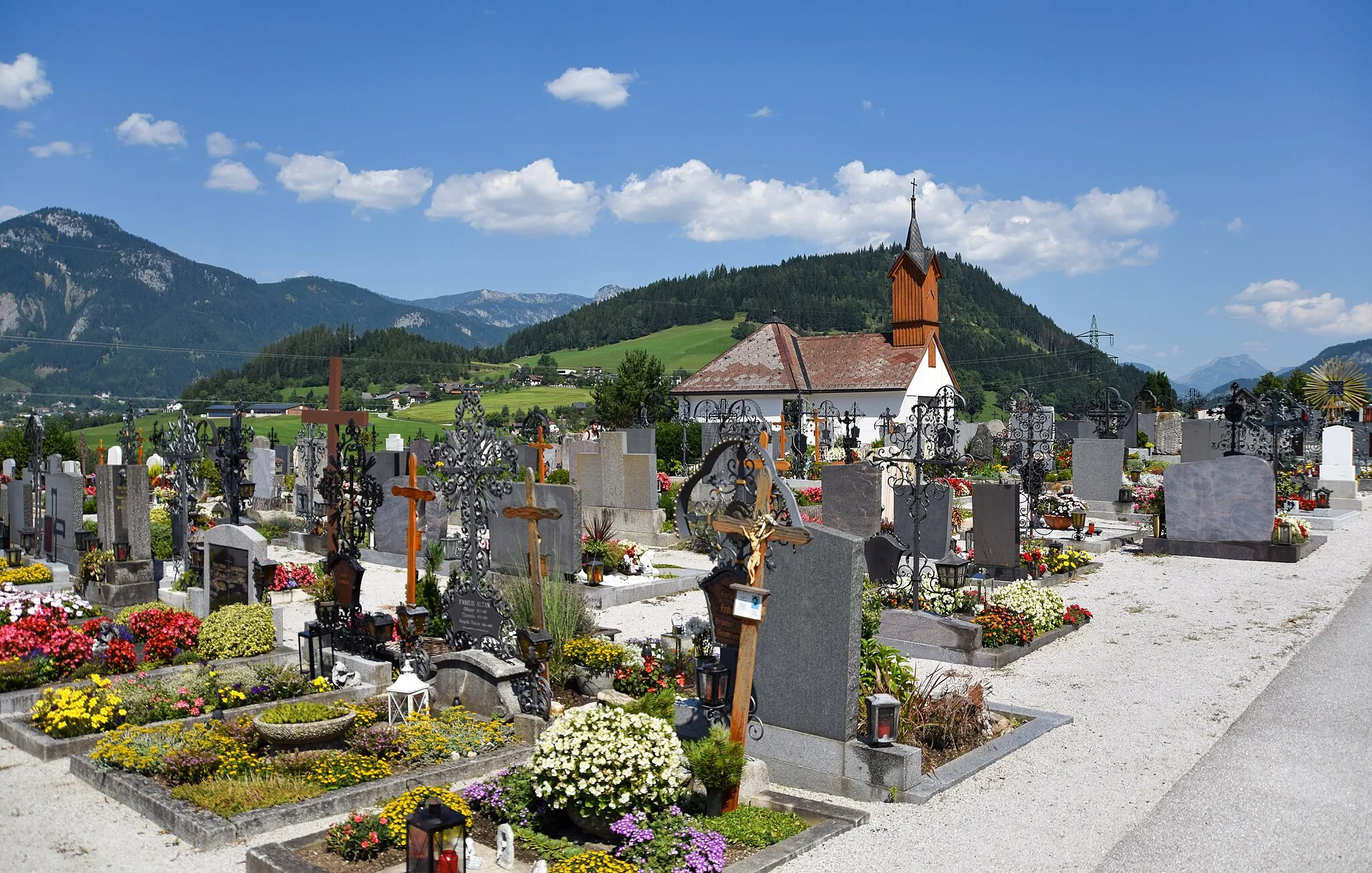 Photo showing: The cemetery of the town of Irdning in Austria.